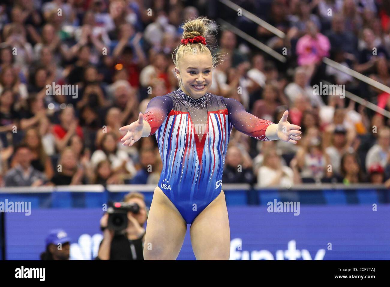 30 juin 2024 : Joscelyn Roberson sourit pendant son entretien de plancher lors de la deuxième journée féminine des essais olympiques américains de gymnastique 2024 au Target Center de Minneapolis, Minnesota. Kyle Okita/CSM Banque D'Images