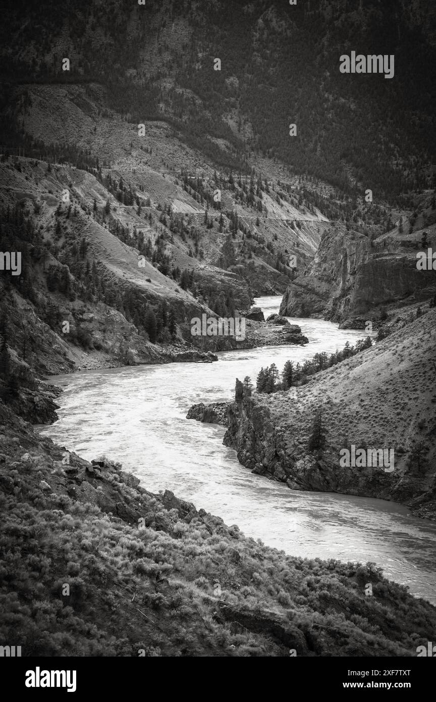 Le fleuve Fraser près de Lillooet BC, Canada le long de la route 99. Image en noir et blanc. Banque D'Images