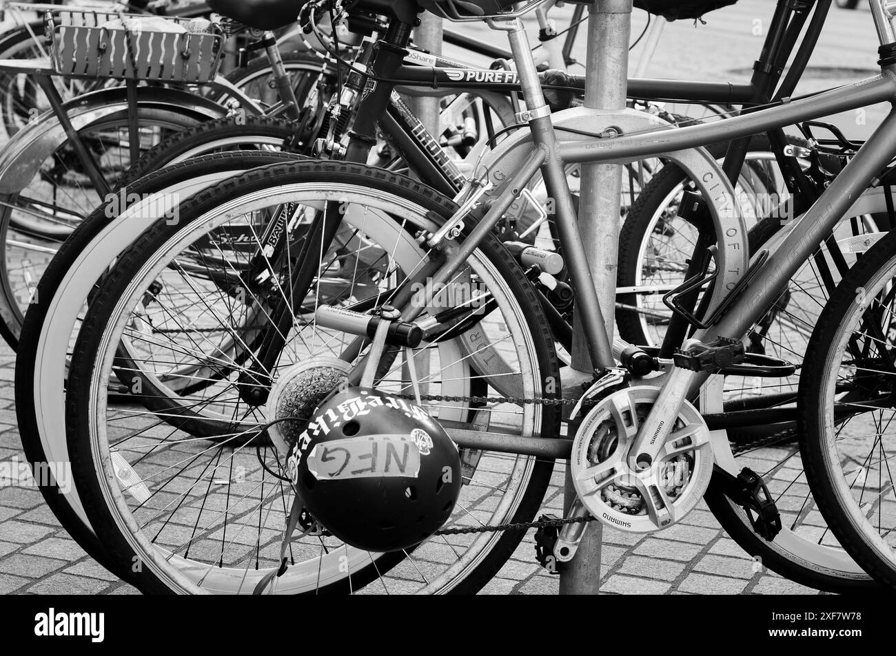 Toronto, Canada - 07 01 2018 : vélos garés à côté de la stalle de vélo dans la rue. Roues, châssis, pédales, chaînes, selles, serrures, casque Banque D'Images