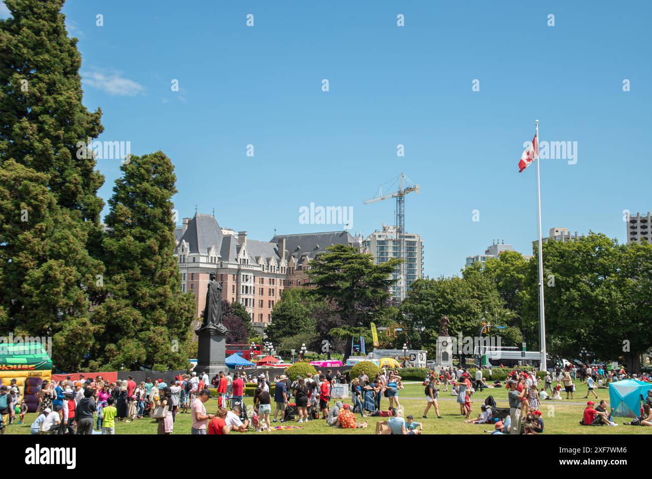 Les citoyens canadiens se réunissent aux édifices du Parlement de la Colombie-Britannique (Cité de l'Assemblée législative) pour célébrer la fête du Canada Banque D'Images