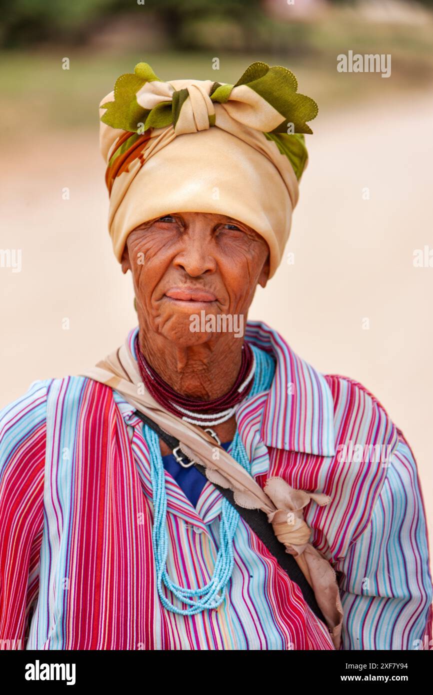 Portrait Basarwa femme africaine, peuple San, village traditionnel du Kalahari Banque D'Images