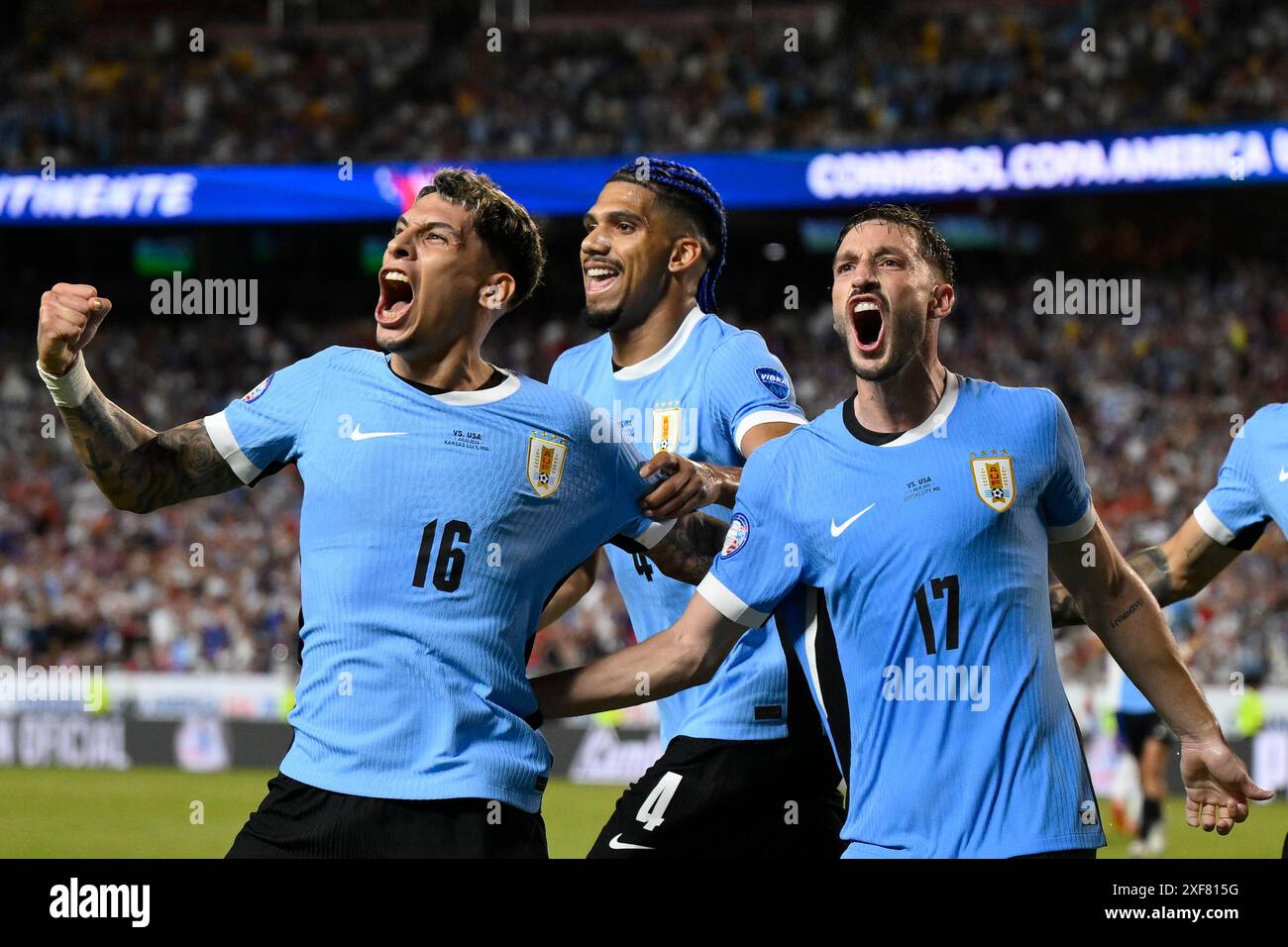 Uruguay's Mathias Olivera, left, celebrates with teammates after scoring his side's opening goal against United States during a Copa America Group C soccer match in Kansas City, Mo., Monday, July 1, 2024. (AP Photo/Reed Hoffman) Banque D'Images