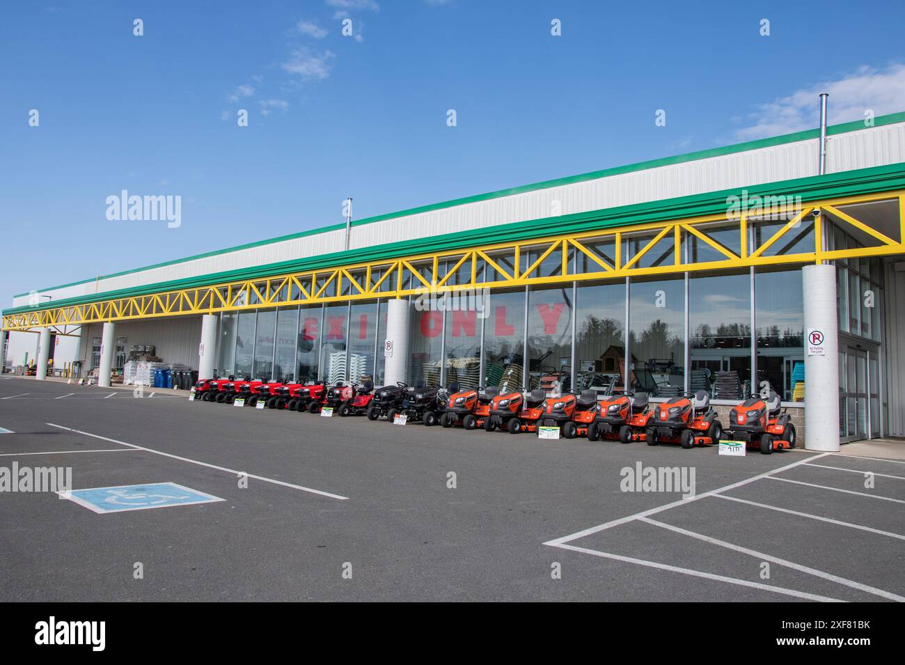 Tracteurs de pelouse à vendre au magasin de fournitures de construction Kent sur Bishop Drive à Fredericton, Nouveau-Brunswick, Canada Banque D'Images