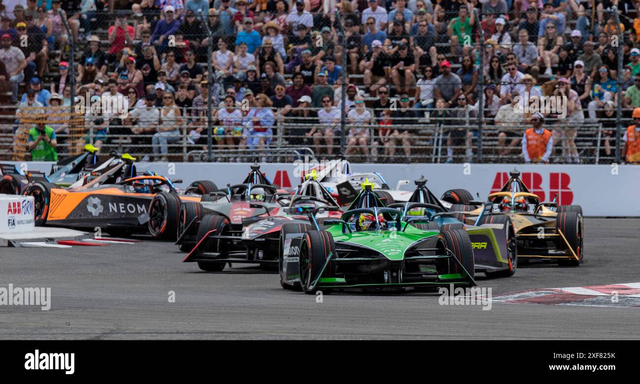 Juin 30 2024 Portland, OREGON, États-Unis les pilotes Robin Frijns et Joel Ericsson/Envision Racing Formula E (4) mènent le peloton dans la chicane lors de la course Portland Hankook Formula E-Prix Race 2 au Portland International Raceway Portland, OU Thurman James/CSM Banque D'Images