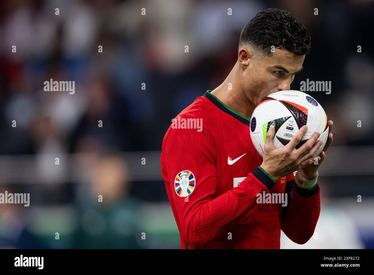 Francfort, Allemagne. 1er juillet 2024. Cristiano Ronaldo, du Portugal, embrasse le ballon avant de prendre un penalty lors du match de la ronde 16 de l'UEFA Euro 2024 entre le Portugal et la Slovénie à Francfort, en Allemagne, le 1er juillet 2024. Crédit : Xiao Yijiu/Xinhua/Alamy Live News Banque D'Images