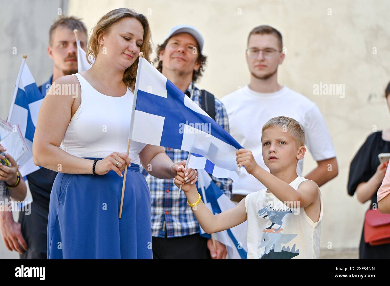Non exclusif : LVIV, UKRAINE - 30 JUIN 2024 - Un garçon tient un drapeau miniature de la Finlande lors de la cérémonie de clôture de la veille caritative du Relais à l'Ukraine Banque D'Images