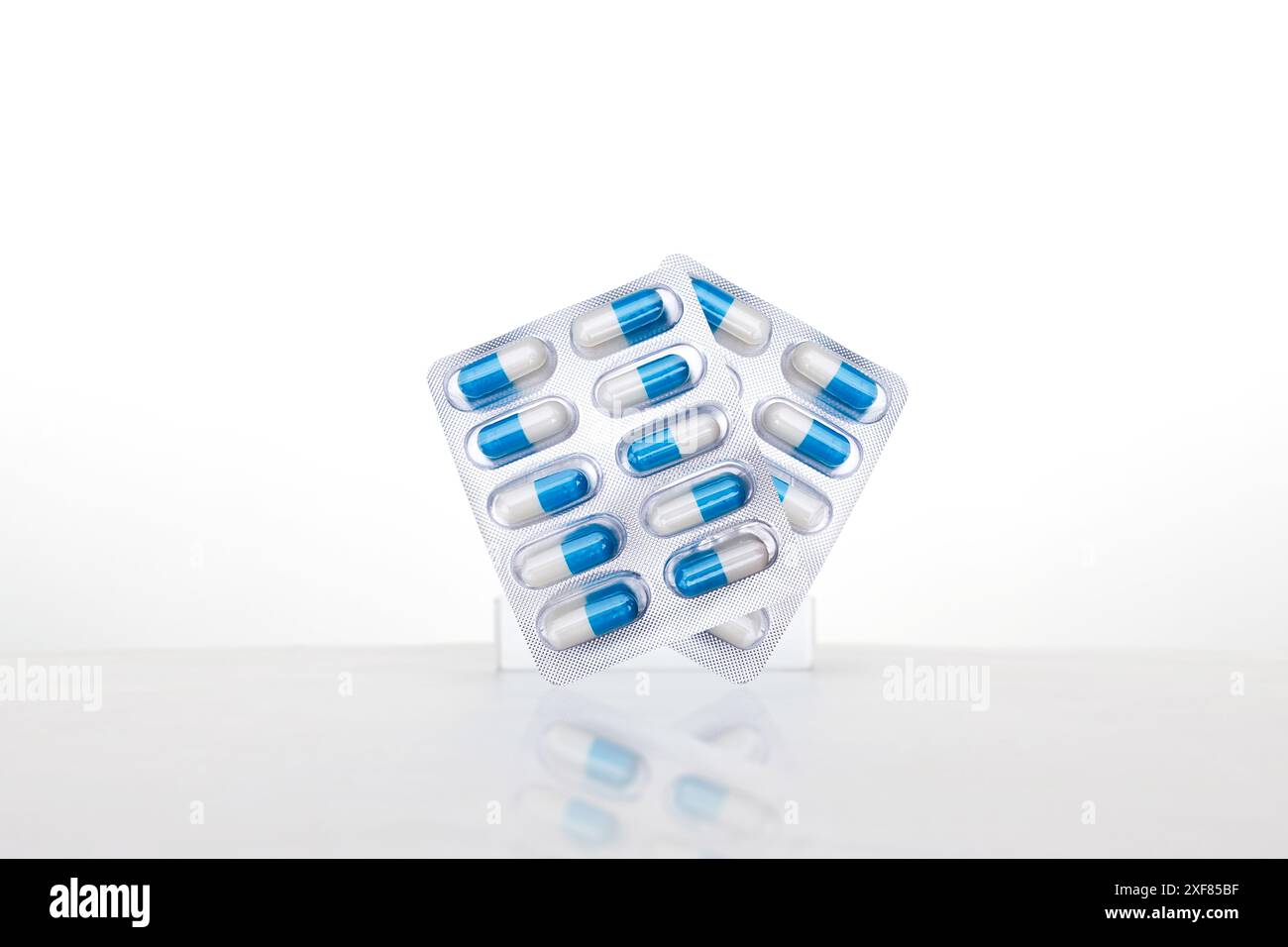 Capsules d'amoxicilline ou capsules antibiotiques paquet isolé sur fond blanc, médecine et concept médical Banque D'Images