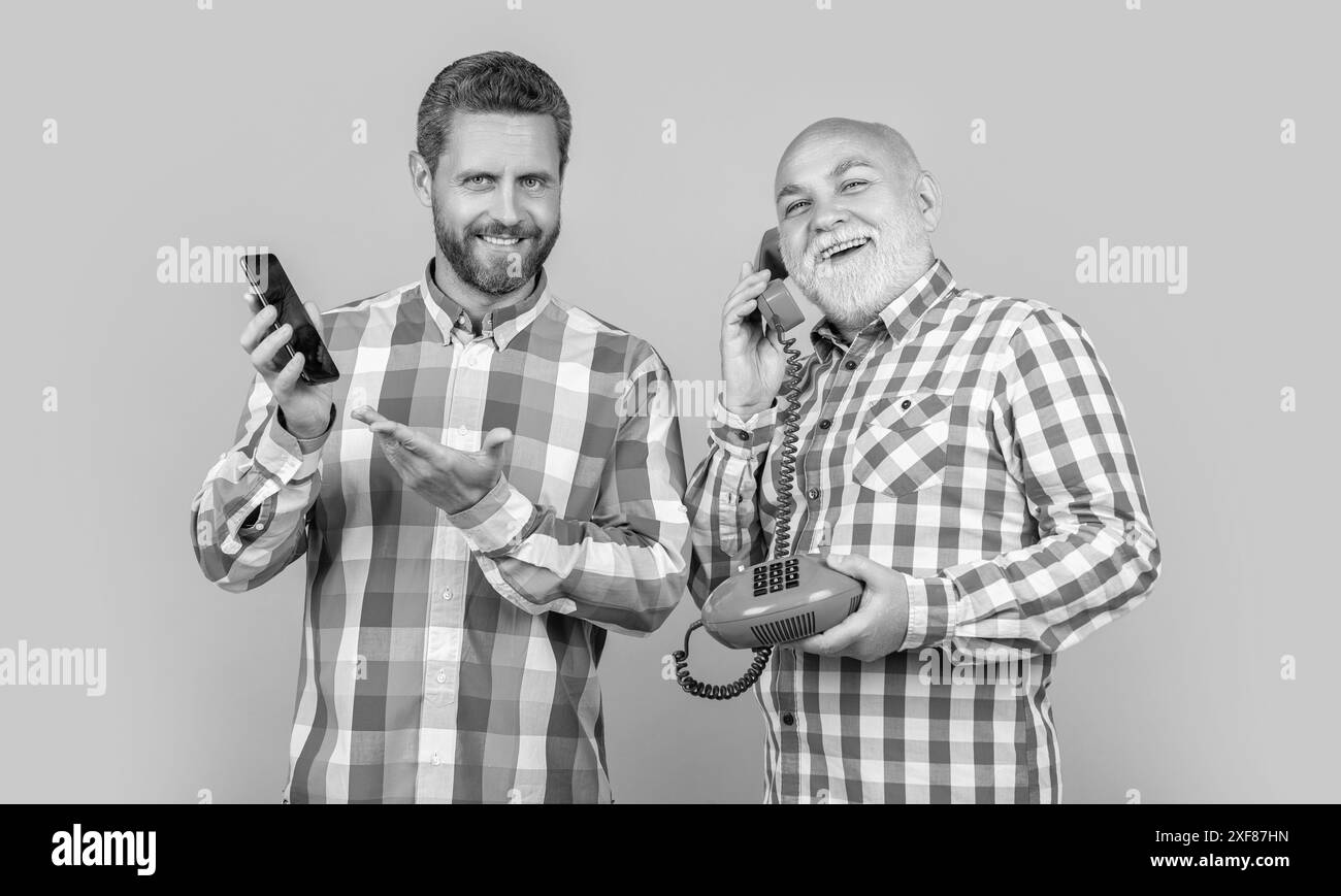 hommes présentant le produit d'un appel de contraste téléphonique isolé sur jaune. Banque D'Images