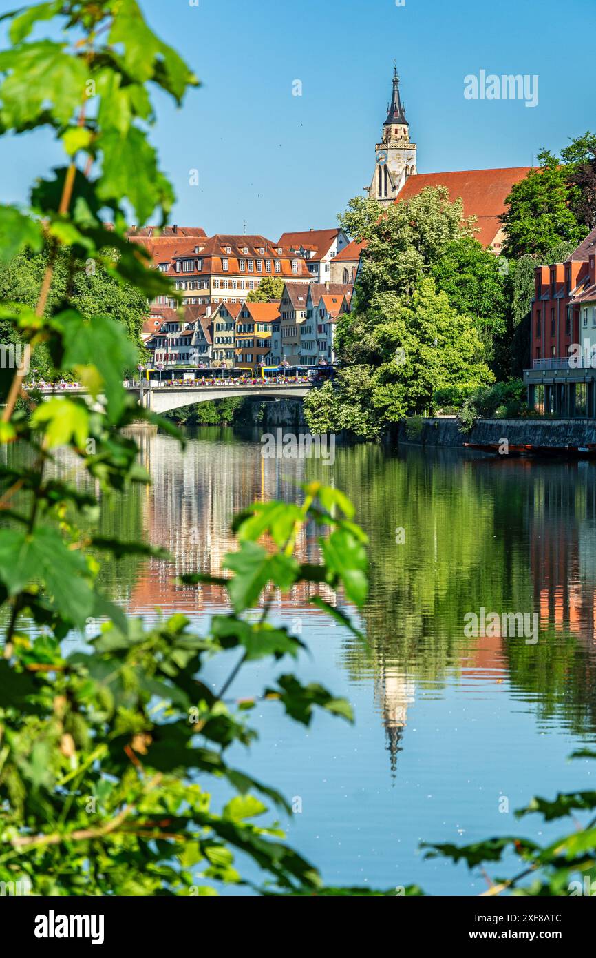Vue sur le fleuve de la vieille ville et l'église de Tübingen en Allemagne en été Banque D'Images