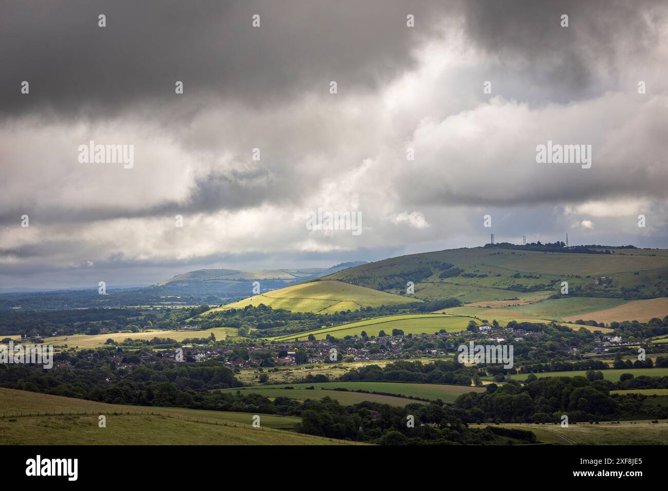 Ciel nuageux Moody au-dessus des bas du sud dans l'ouest du Sussex de Steyning Bowl dans le sud-est de l'Angleterre Royaume-Uni Banque D'Images