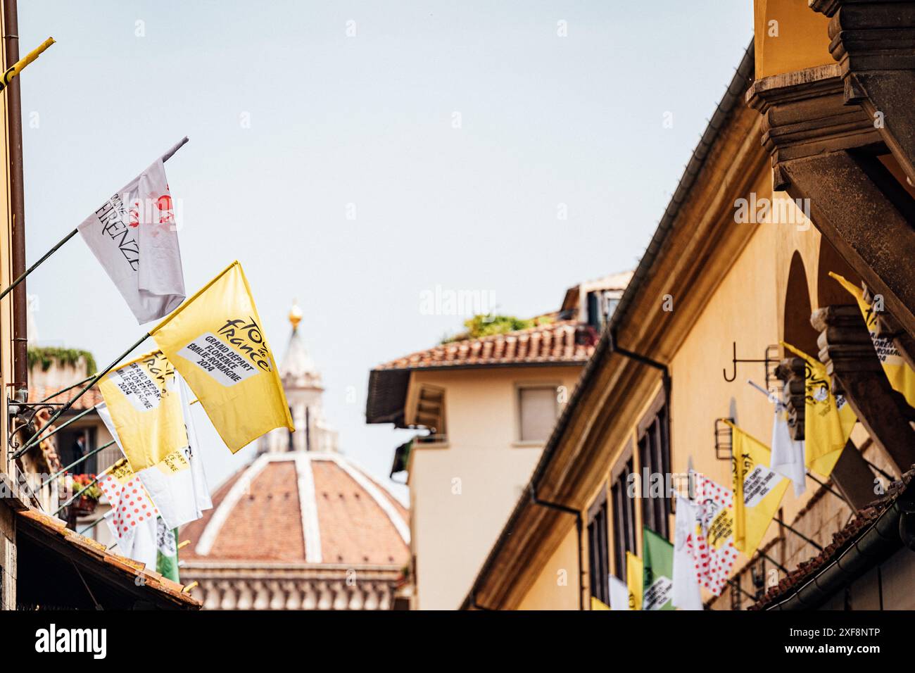 Photo par Zac Williams/SWpix.com - 29/06/2024 - cyclisme - Tour de France 2024 - étape 1 Florence à Rimini - Italie - Florence. Crédit : SWpix/Alamy Live News Banque D'Images