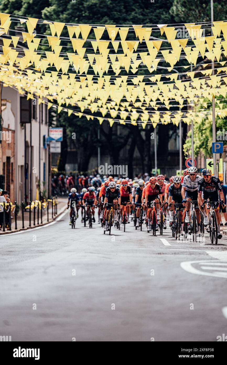 Photo par Zac Williams/SWpix.com - 29/06/2024 - cyclisme - Tour de France 2024 - étape 1 Florence à Rimini - Italie - le peloton pendant l'étape 1. Crédit : SWpix/Alamy Live News Banque D'Images