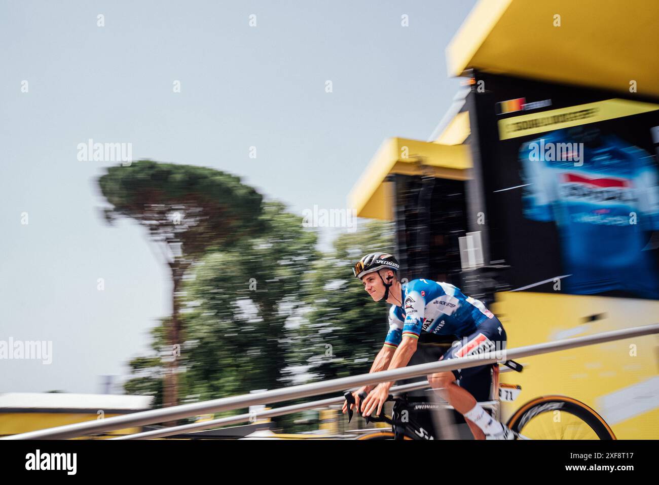 Photo par Zac Williams/SWpix.com - 29/06/2024 - cyclisme - Tour de France 2024 - étape 1 Florence à Rimini - Italie - Remco Evenepoel, Soudal Quickstep. Crédit : SWpix/Alamy Live News Banque D'Images