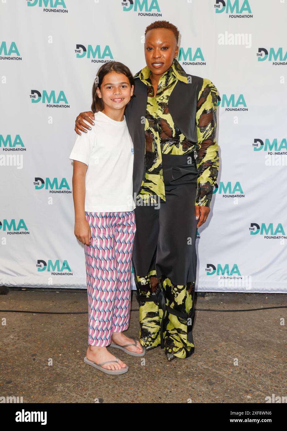 Londres, Royaume-Uni. 30 juin 2024. (G-d) Ronnie Richards et Dominique Moore assistent à la célébration des huit ans de DMA London qui se tient au Yard Theatre, Hackney Wick, Londres. Crédit : SOPA images Limited/Alamy Live News Banque D'Images