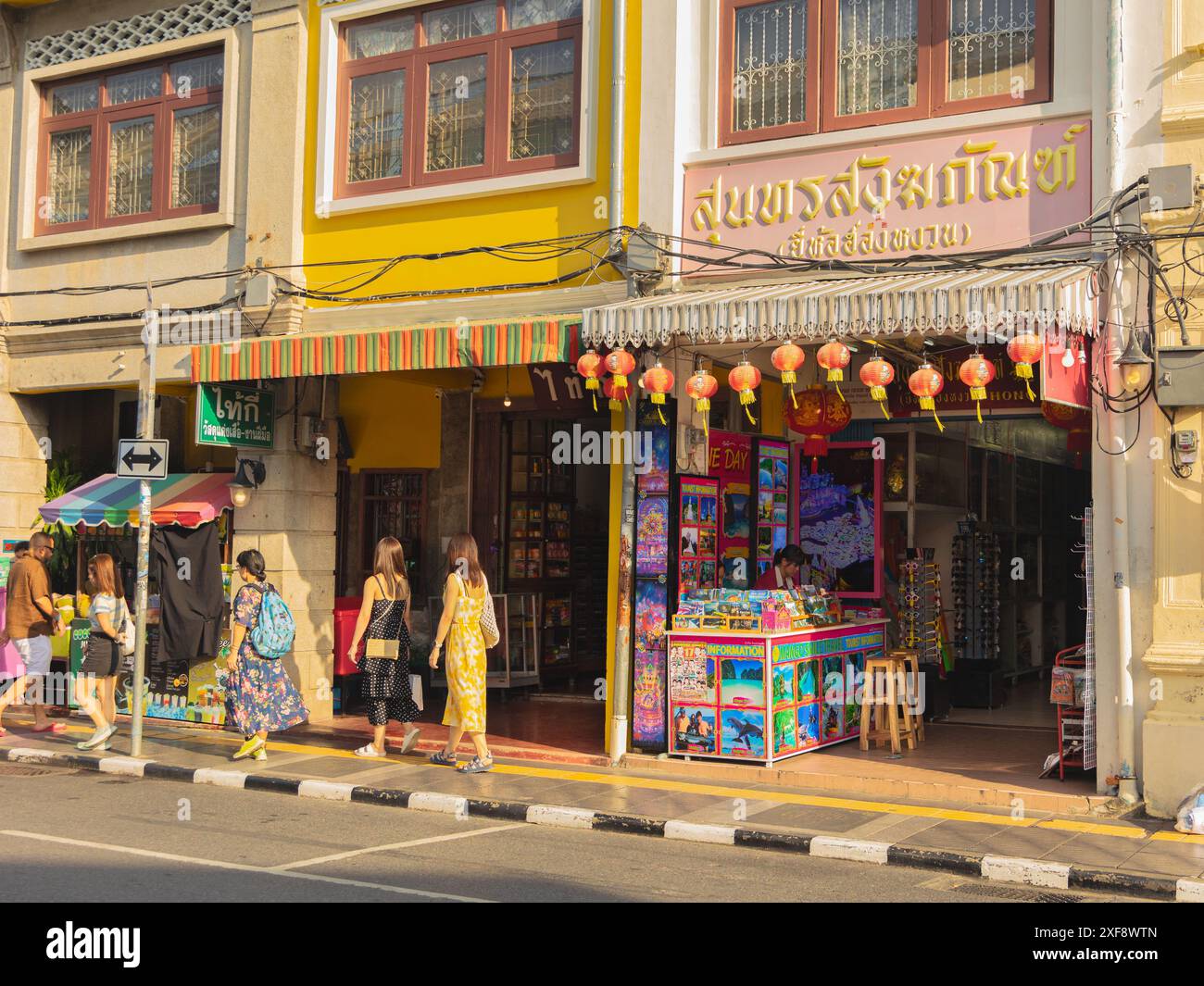 Phuket, Thaïlande. Vieille ville de Phuket avec des bâtiments sino-portugais dans la vieille ville de Phuket avec la marche touristique dans la rue. Magasins et restaurants dans le vieux t Banque D'Images