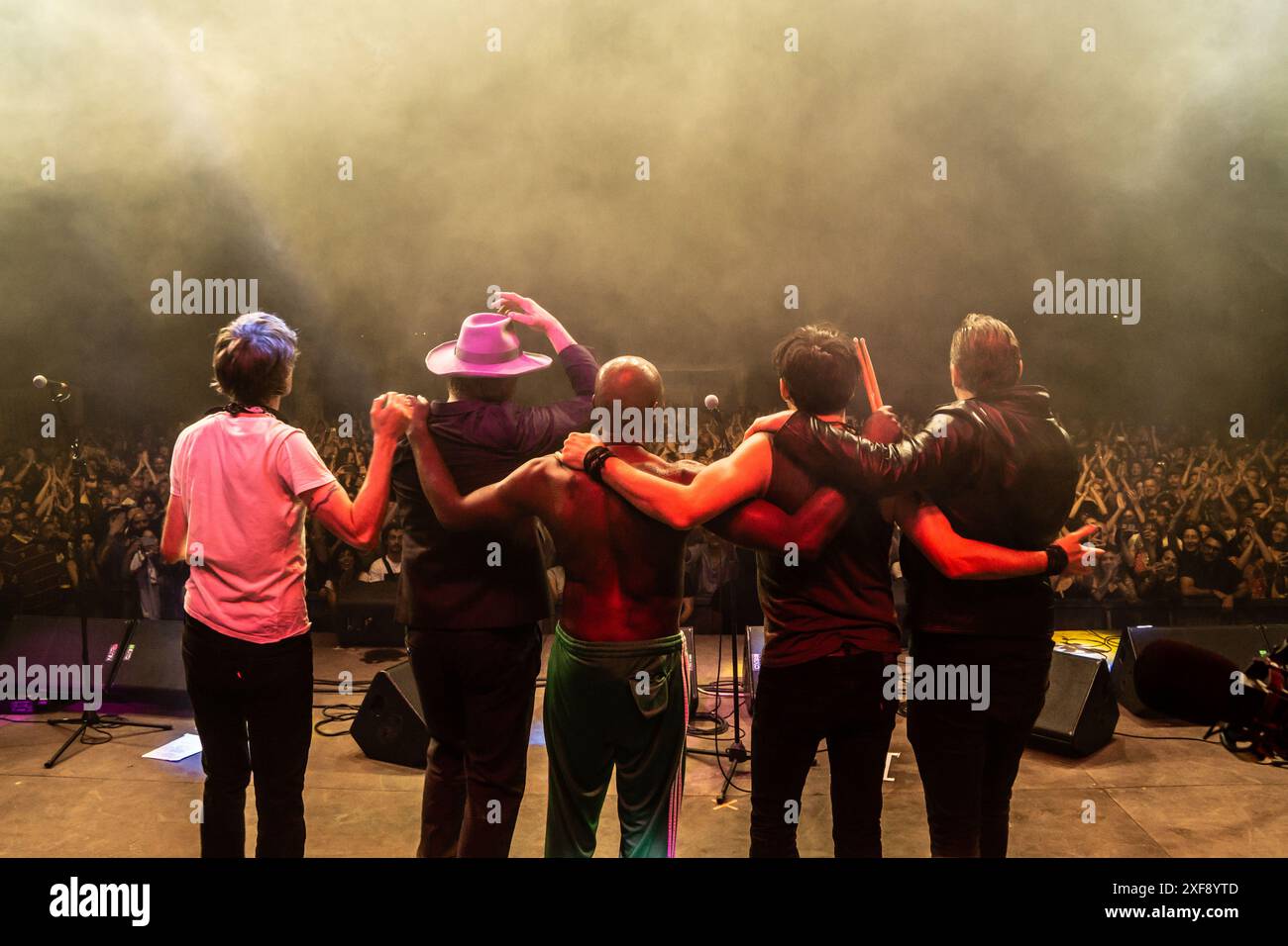 Rome, Italie. 1er juillet 2024. Les Libertines sont rejointes sur scène par le tour manager Andy Newlove pour leur salut final au Festival Villa Ada. Cristina Massei/Alamy Live News Banque D'Images