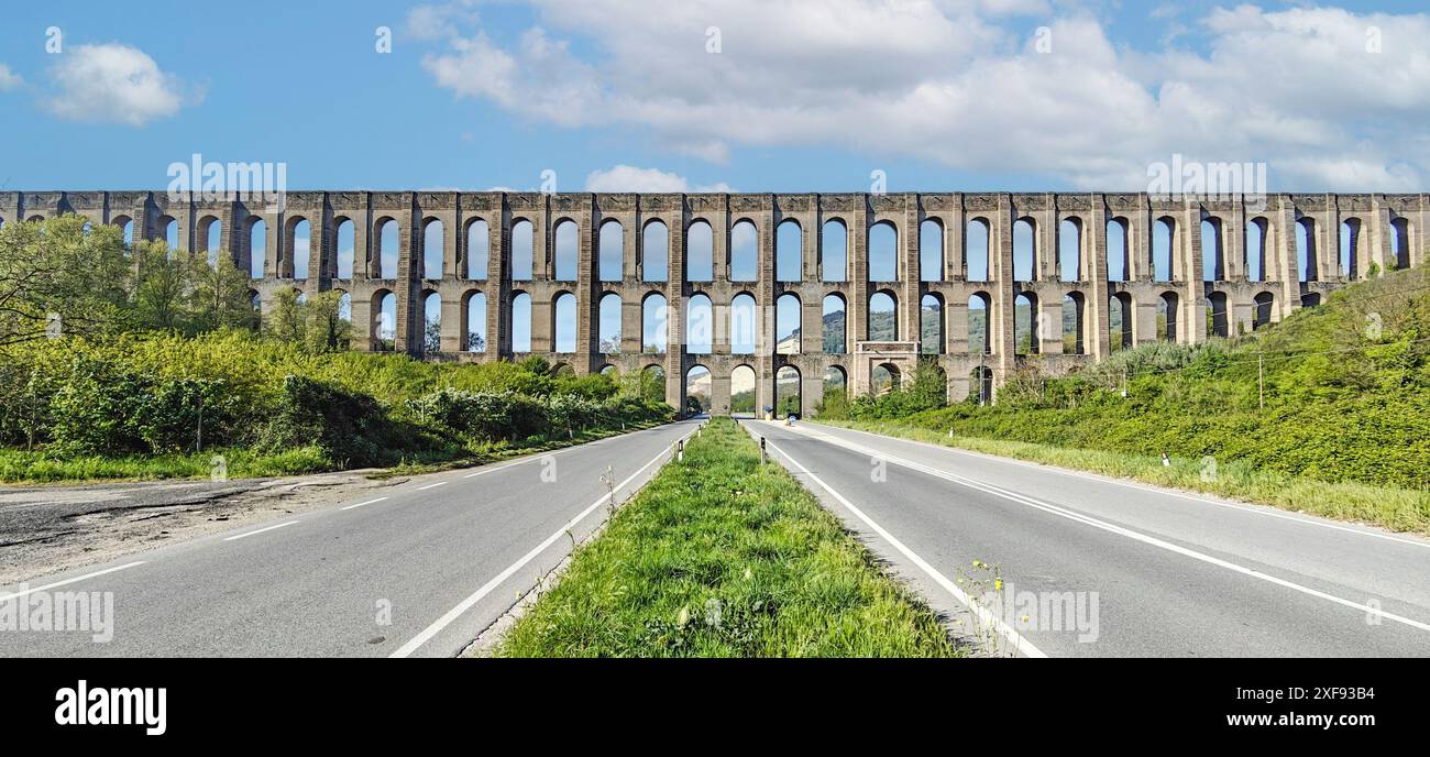 Construit par Luigi Vanvitelli et étroitement lié à la Reggia di Caserta, l'aqueduc Caroline est l'un des mieux conservés d'Italie Banque D'Images