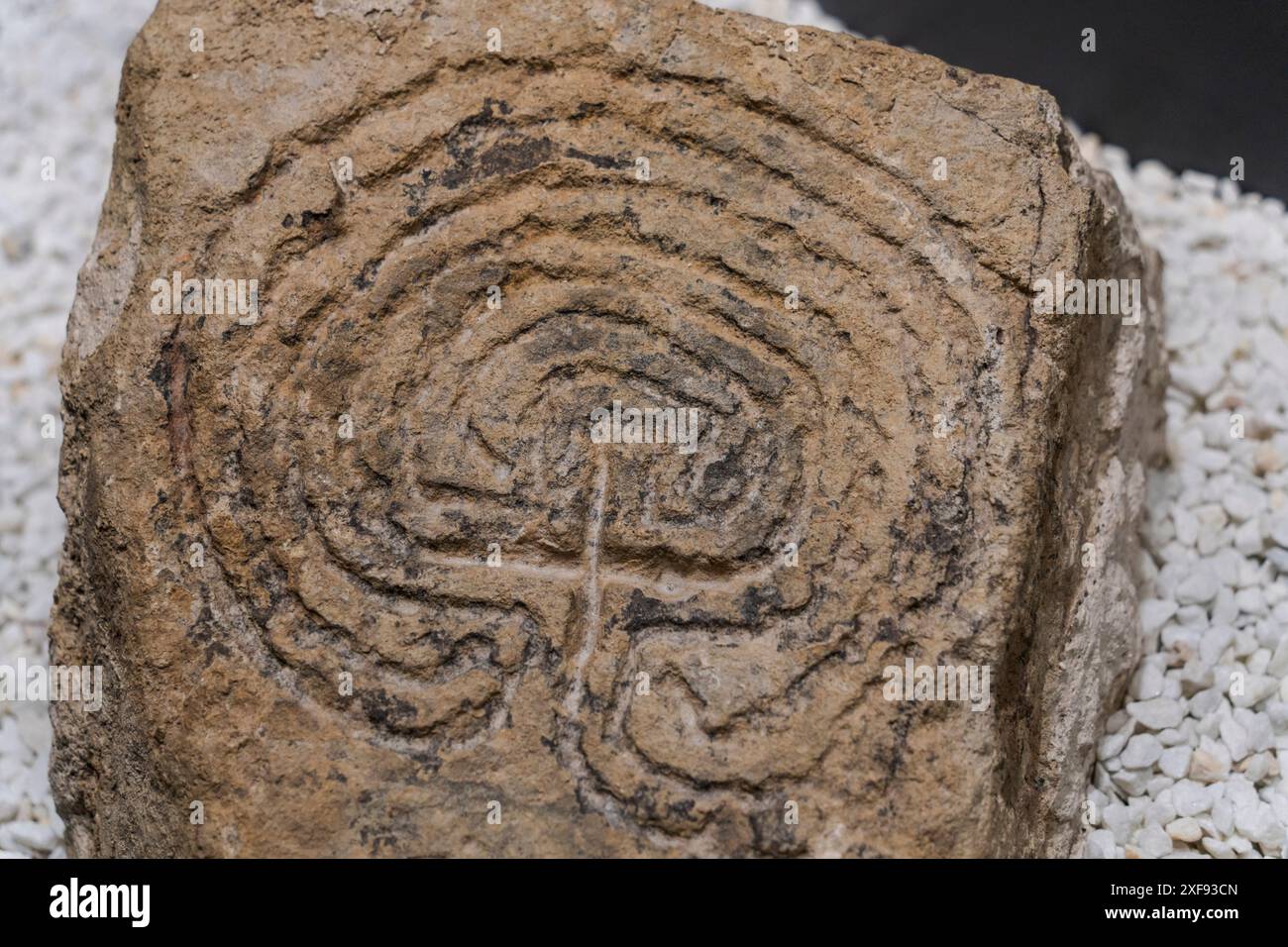 Stèle labyrinthe, 8e-11e siècles, labyrinthe gravé dans la pierre, chemin de perfection pour le salut, église romane de San Pantaleón, musée de preh Banque D'Images