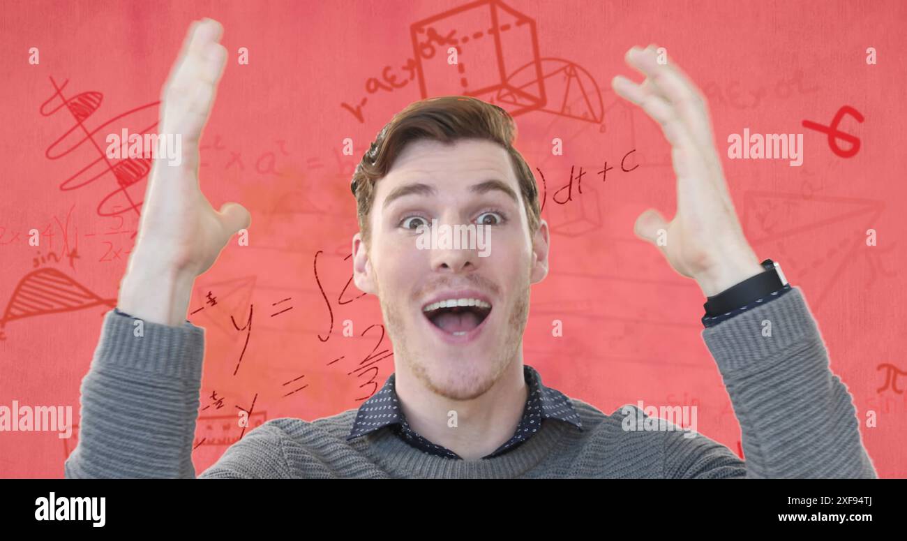 Image d'un étudiant masculin caucasien heureux sur les équations de mathématiques et la géométrie sur papier rose Banque D'Images