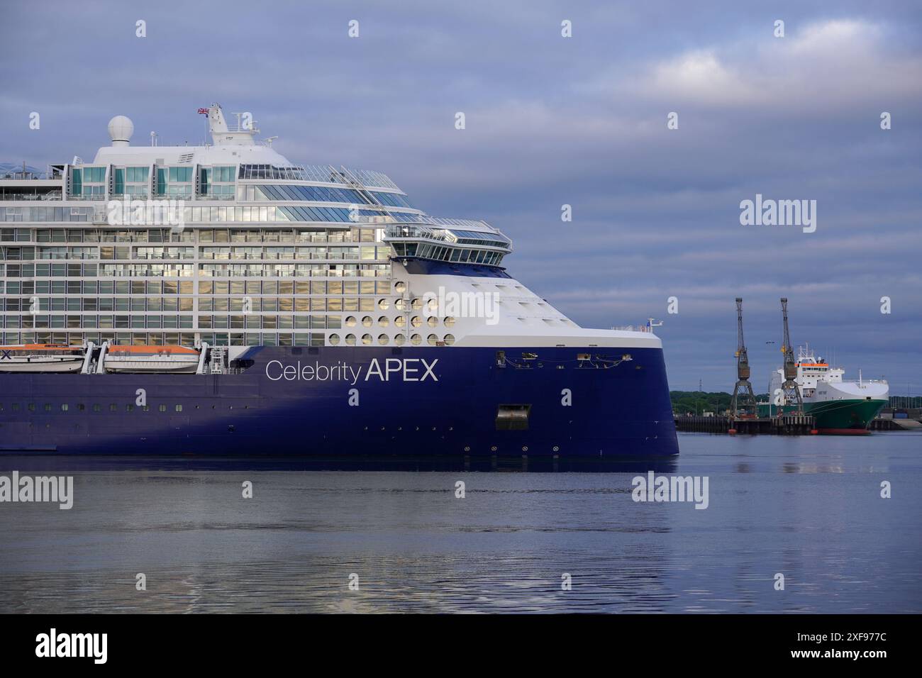 Southampton Royaume-Uni 8 juin 2024 - Bow of Celebrity Apex bateau de croisière entrant dans le port de Southampton. Croisière de luxe. Bateau Celebrity Cruises Banque D'Images