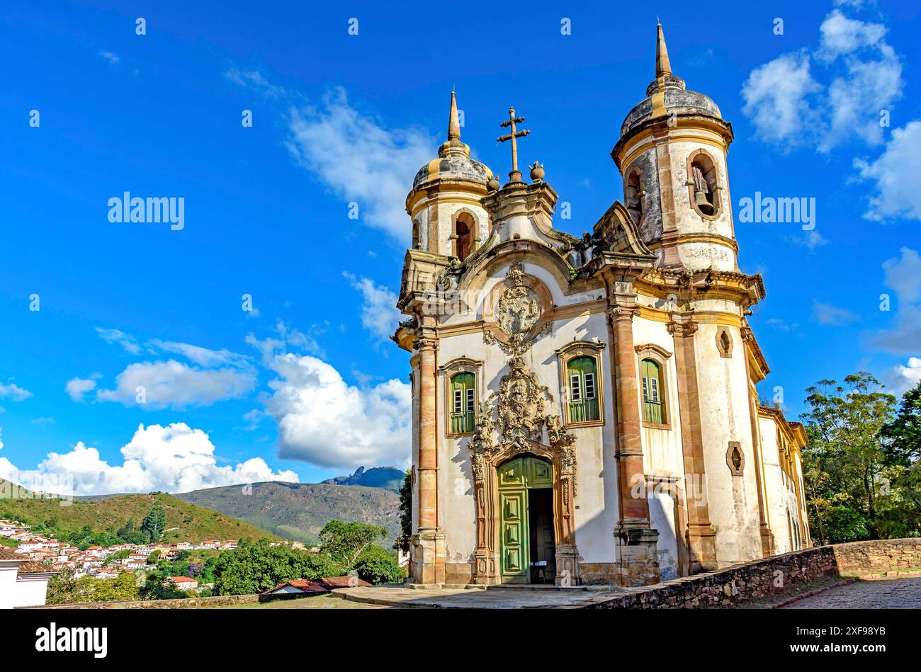 Vue frontale de l'église baroque historique éclairée par le soleil dans la célèbre ville d'Ouro Preto dans le Minas Gerais, Ouro Preto, Minas Gerais, Brésil Banque D'Images Vue frontale de l'église baroque historique éclairée par le soleil dans la célèbre ville d'Ouro Preto dans le Minas Gerais, Ouro Preto, Minas Gerais, Brésil Banque D'Images