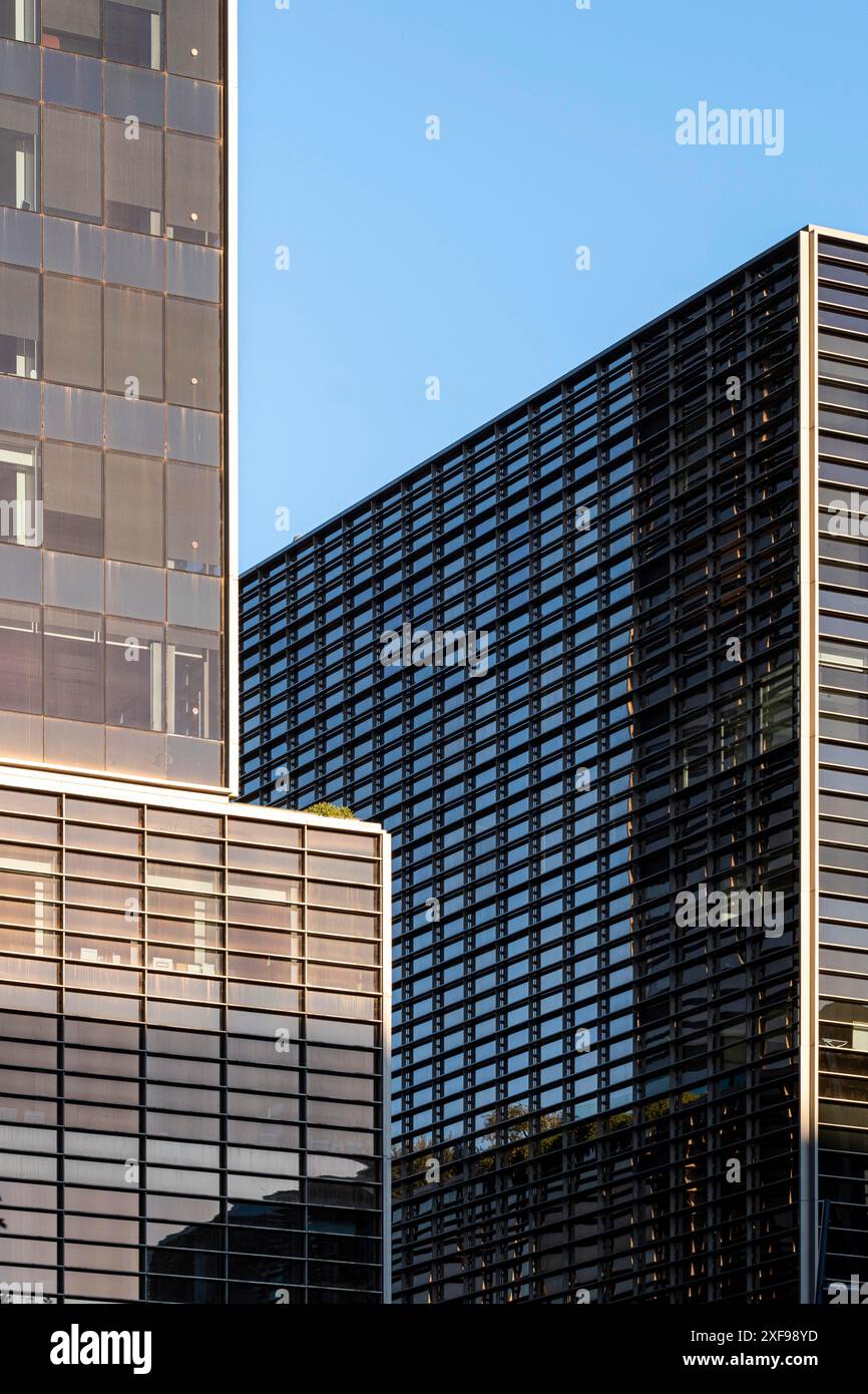 Immeubles de grande hauteur avec une architecture moderne en verre et en acier dans la ville, Poblenou, Barcelone, Catalogne, Espagne Banque D'Images