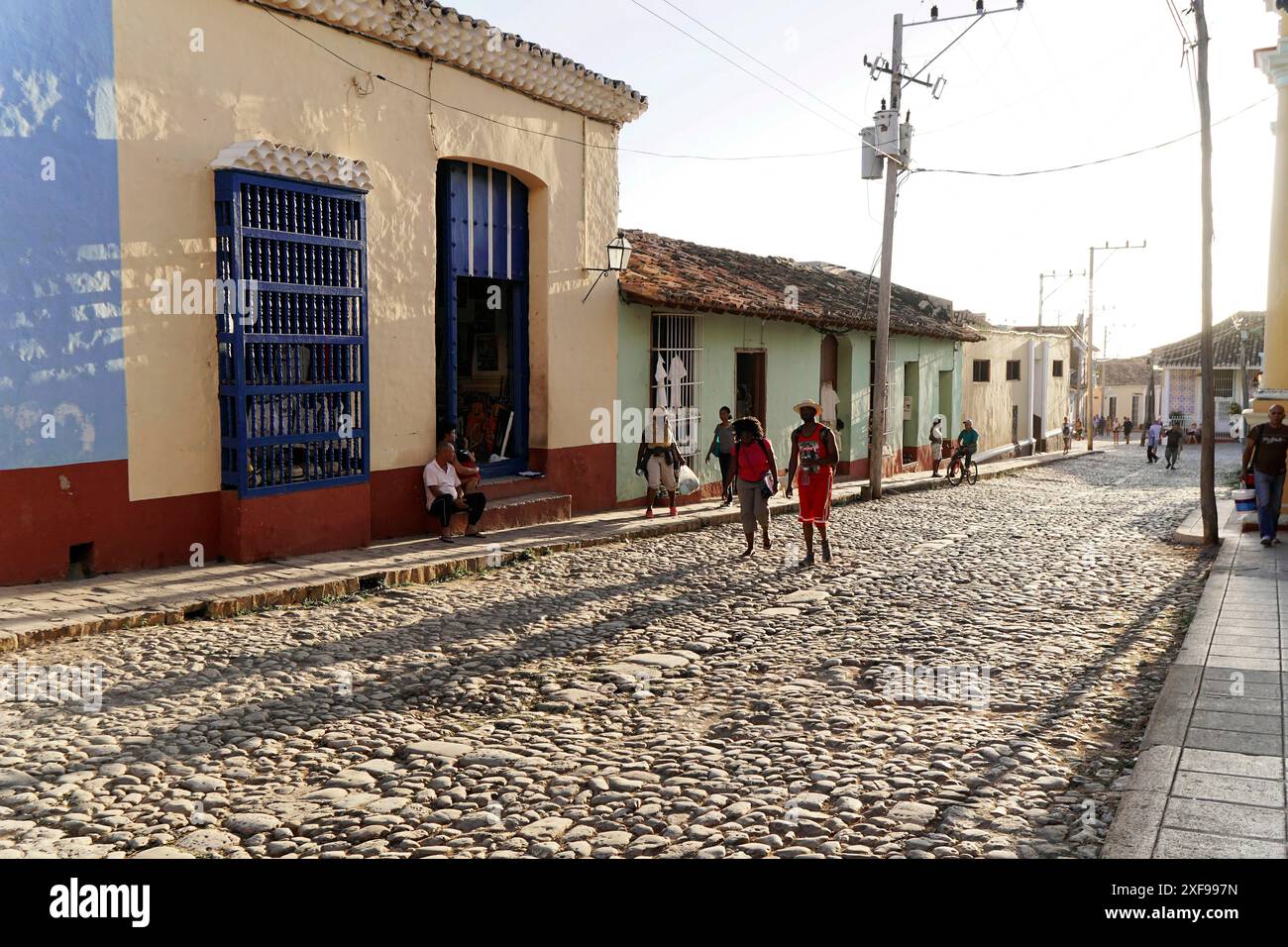 Trinité, Cuba, Grande Antilles, Caraïbes, Amérique centrale, Amérique, rue avec pavés et bâtiments historiques en fin d'après-midi Banque D'Images