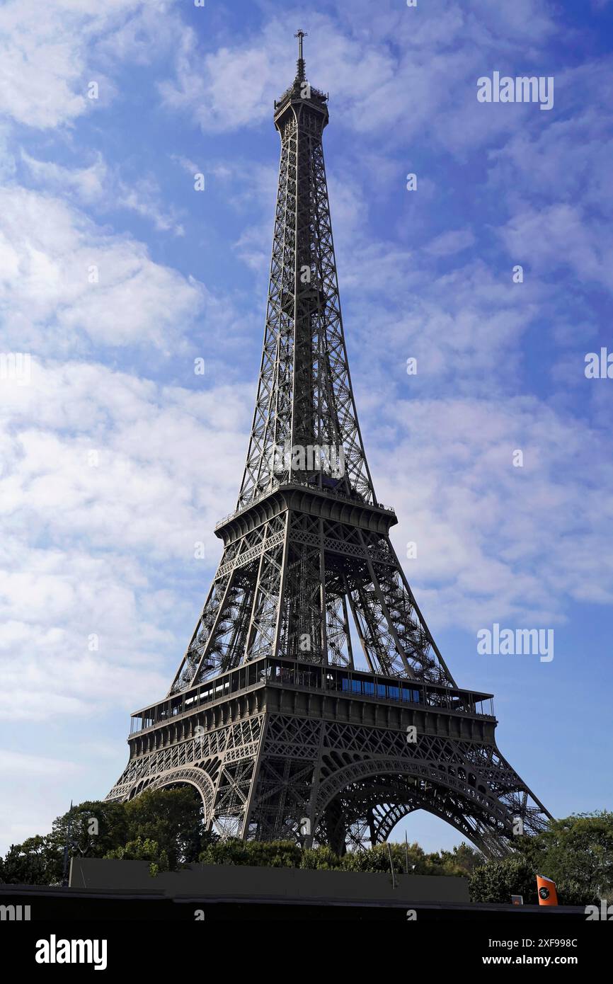 Tour Eiffel, monument de Paris, France, Europe, la Tour Eiffel s'élève dans le ciel bleu au-dessus de Paris, un monument emblématique de la ville, Paris Banque D'Images