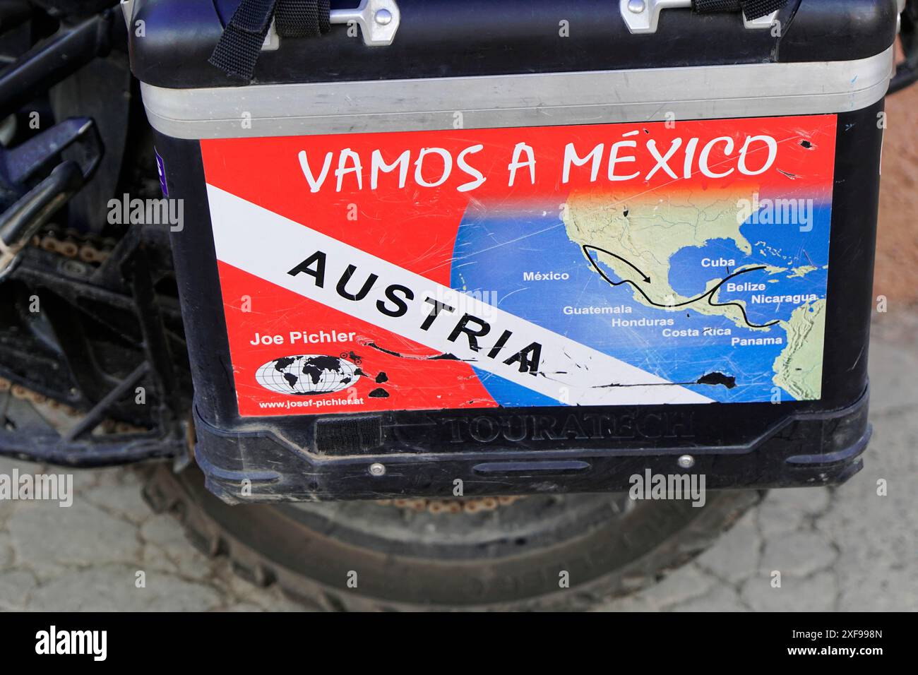 Trinité, Cuba, Grande Antilles, Caraïbes, Amérique centrale, Amérique, gros plan d'un boîtier de moto avec une carte de voyage et l'inscription Vamos a Banque D'Images
