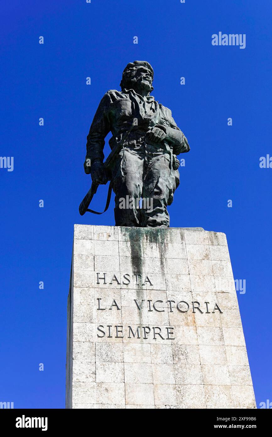 Statue monumentale d'un personnage historique sur un piédestal (Memorial del Ernesto Che Guevara monument 6 mètres de haut statue en bronze), Santa Clara, contre Banque D'Images