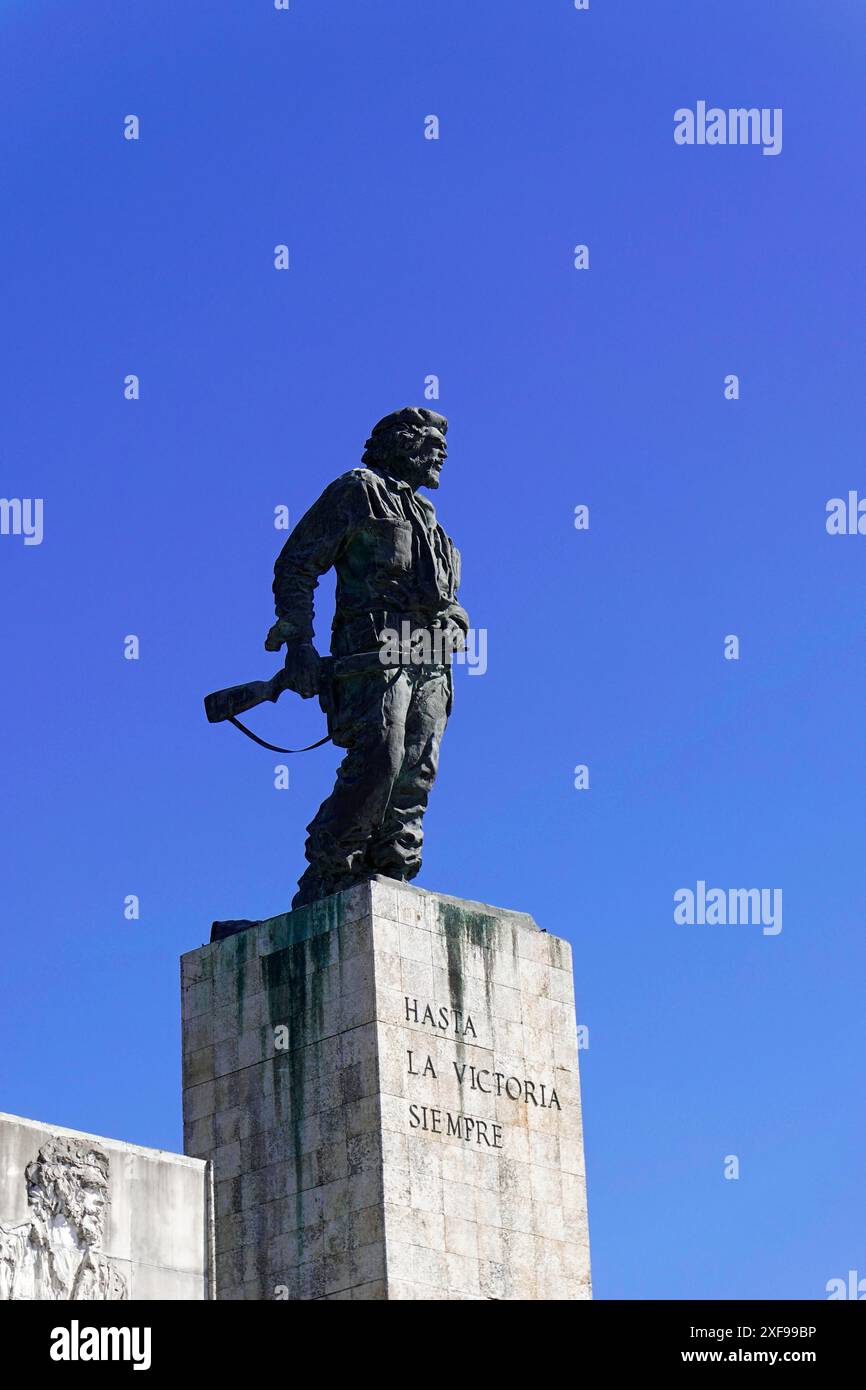 Statue monumentale d'un personnage historique sur un piédestal (Memorial del Ernesto Che Guevara monument 6 mètres de haut statue en bronze), Santa Clara, contre Banque D'Images