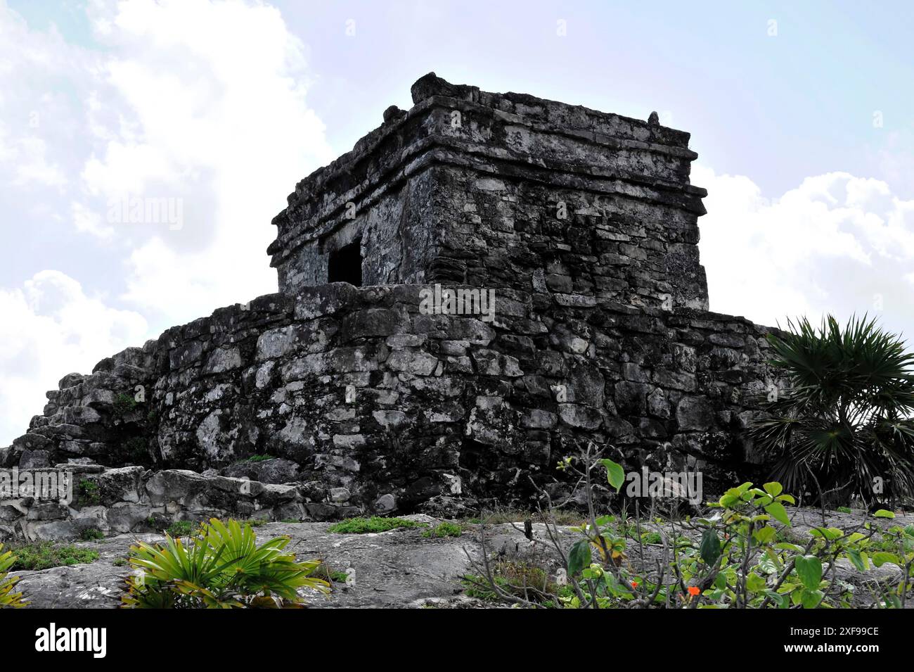 Sites mayas de Tulum, 1200-1524, Tulum, Quintana Roo, Mexique, Amérique centrale, anciennes ruines de tour en pierre avec des murs en ruines, entourées par Banque D'Images