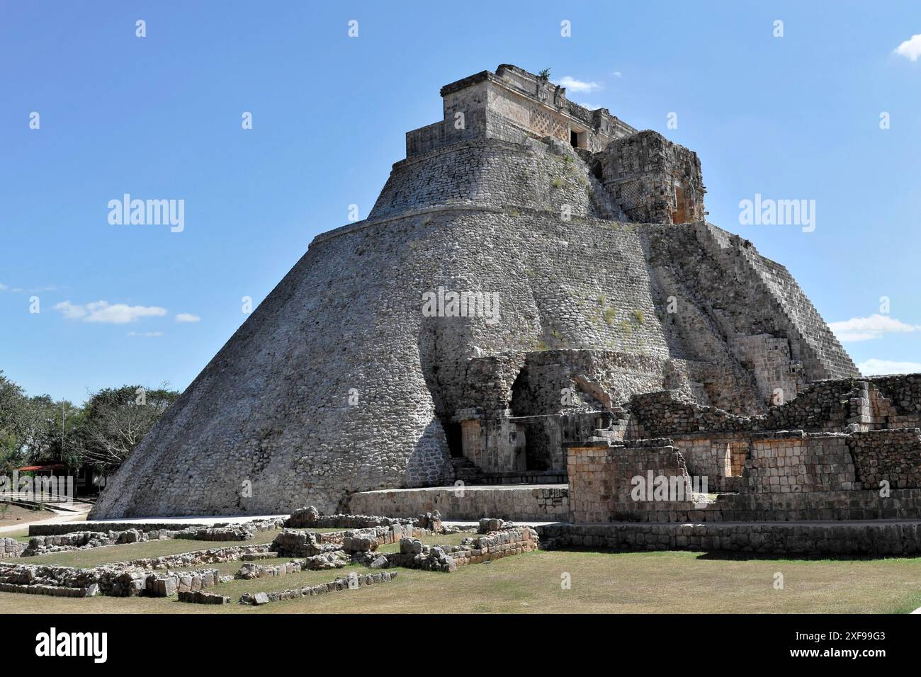 Site du patrimoine mondial de l'UNESCO, les ruines mayas d'Uxmal, Yucatan, Mexique, Amérique centrale, Une vue latérale d'une pyramide à Uxmal, montrant son détail Banque D'Images