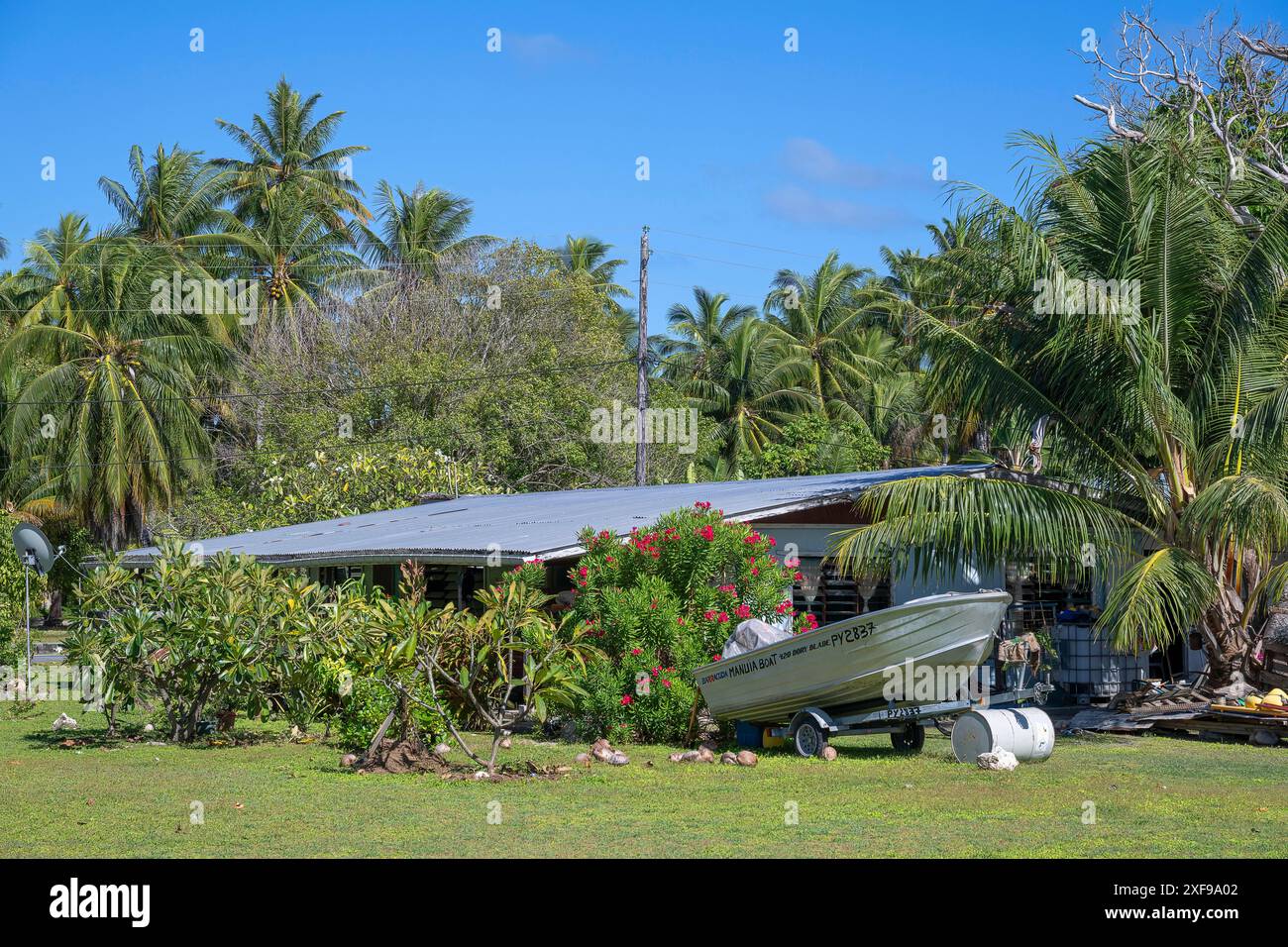 Bateau dans la cour, Tikehau, atoll, archipel des Tuamotu, Tuherahera, Rangiroa, Polynésie française Banque D'Images