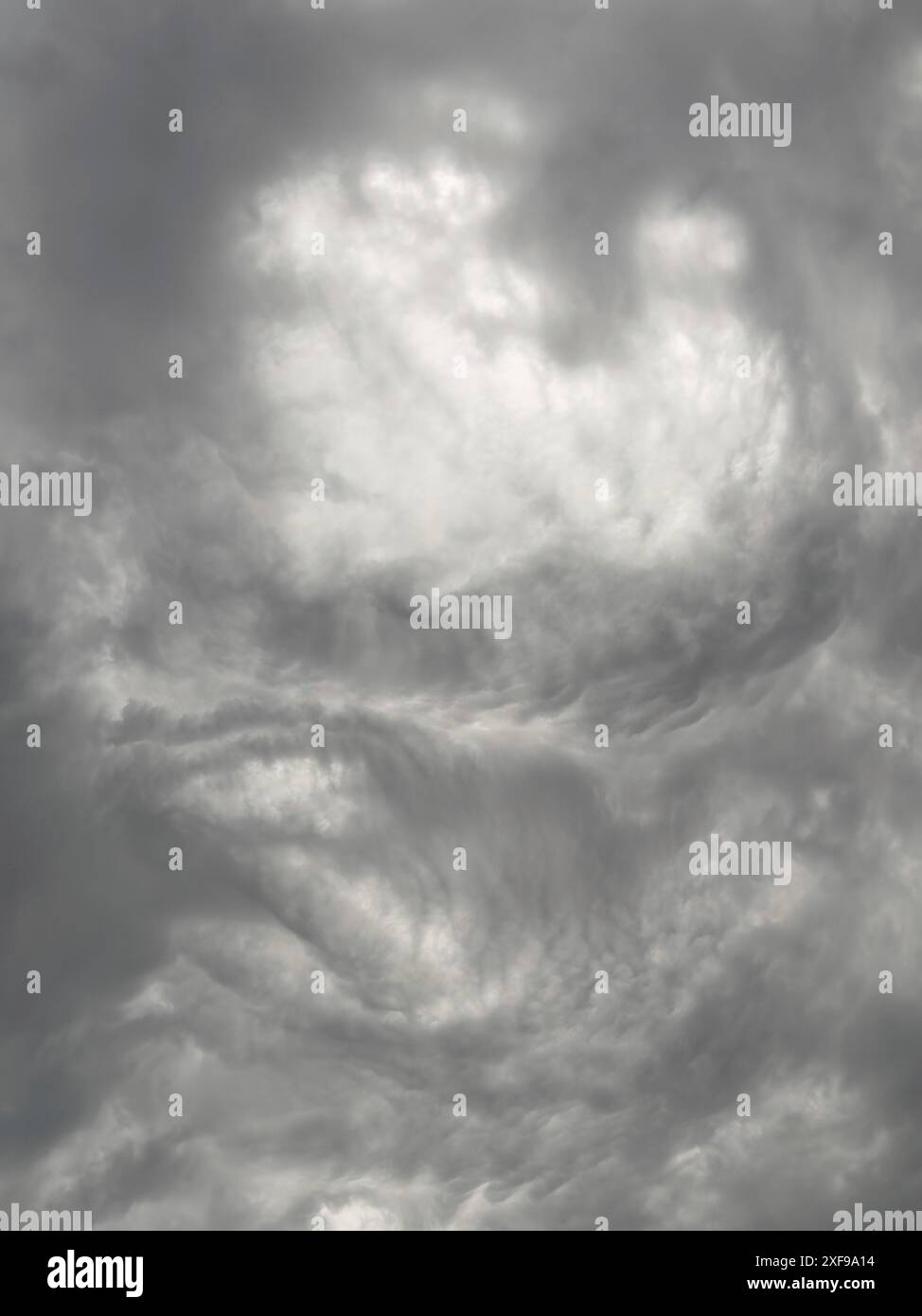 Formation de nuages après un orage avertissement d'orage avertissement d'orage nuages gris sombres peu de temps devant un orage tourbillonnant par des nuages déchirés par la tempête Banque D'Images