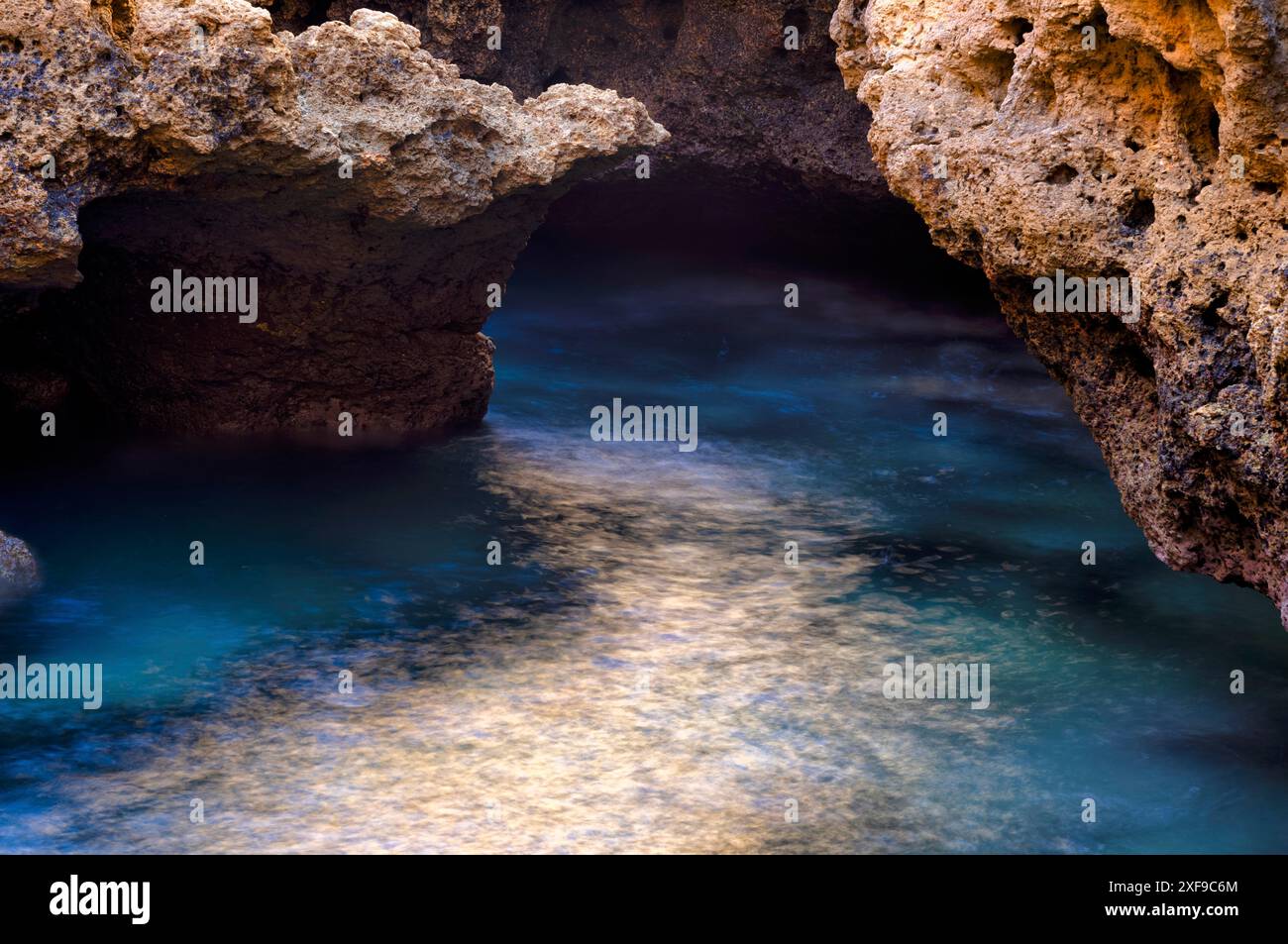 Formation rocheuse d'Algar Seco, roches colorées et grottes souterraines, grottes, calcaire de coquillage, Carvoeiro, Algarve, Portugal Banque D'Images
