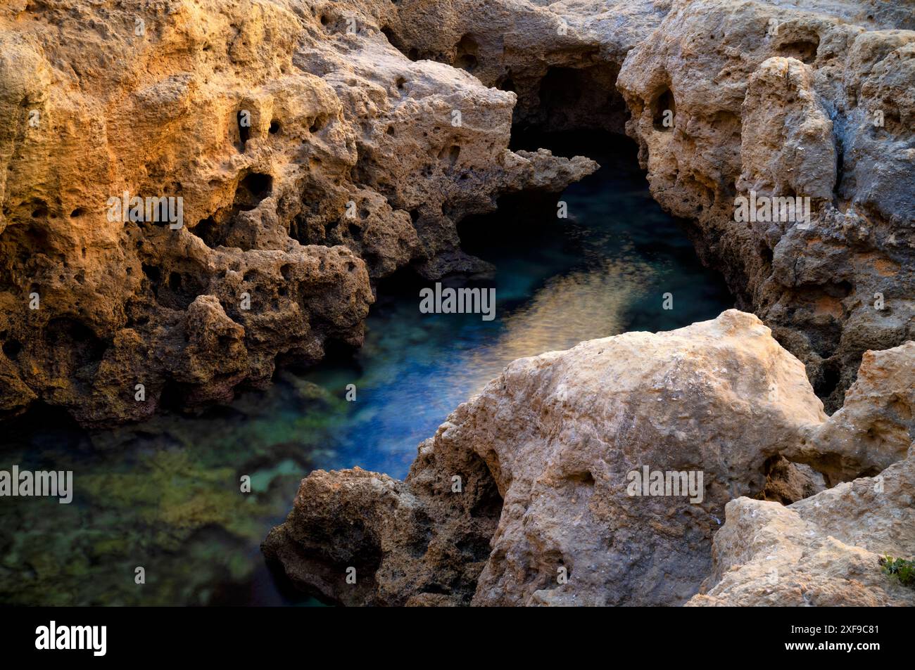 Formation rocheuse d'Algar Seco, roches colorées et grottes souterraines, grottes, calcaire de coquillage, Carvoeiro, Algarve, Portugal Banque D'Images