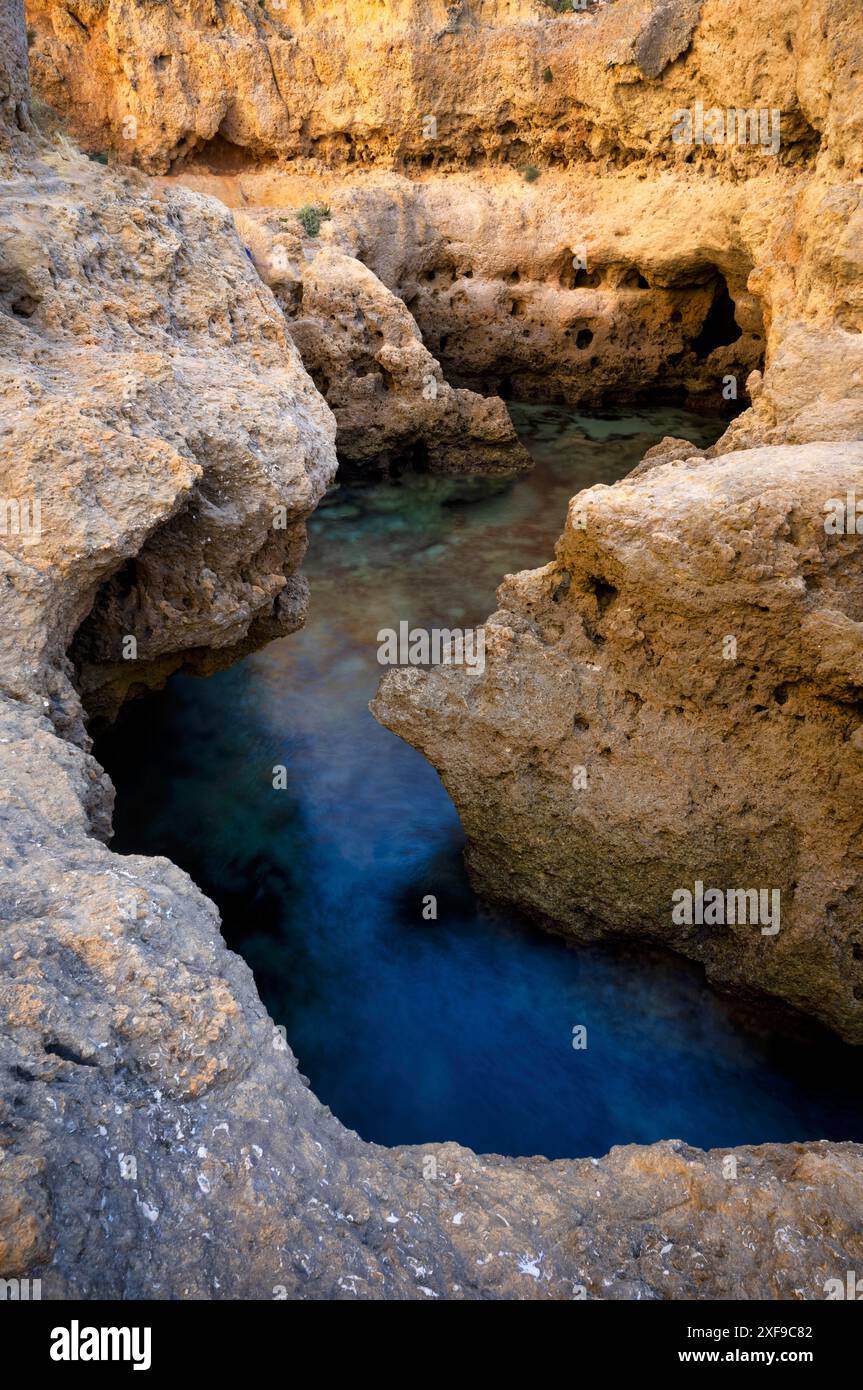 Formation rocheuse d'Algar Seco, roches colorées et grottes souterraines, grottes, calcaire de coquillage, Carvoeiro, Algarve, Portugal Banque D'Images