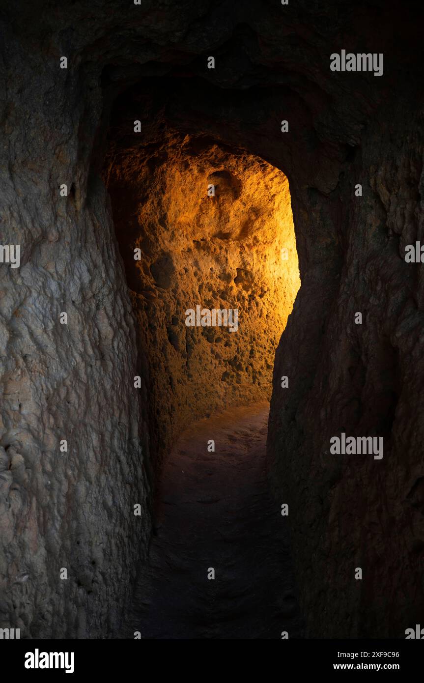 Lumière au bout du tunnel, formation rocheuse Algar Seco, roches colorées et grottes souterraines, grottes, lueur, lueur, soleil, calcaire coquillage, Carvoeiro Banque D'Images Lumière au bout du tunnel, formation rocheuse Algar Seco, roches colorées et grottes souterraines, grottes, lueur, lueur, soleil, calcaire coquillage, Carvoeiro Banque D'Images