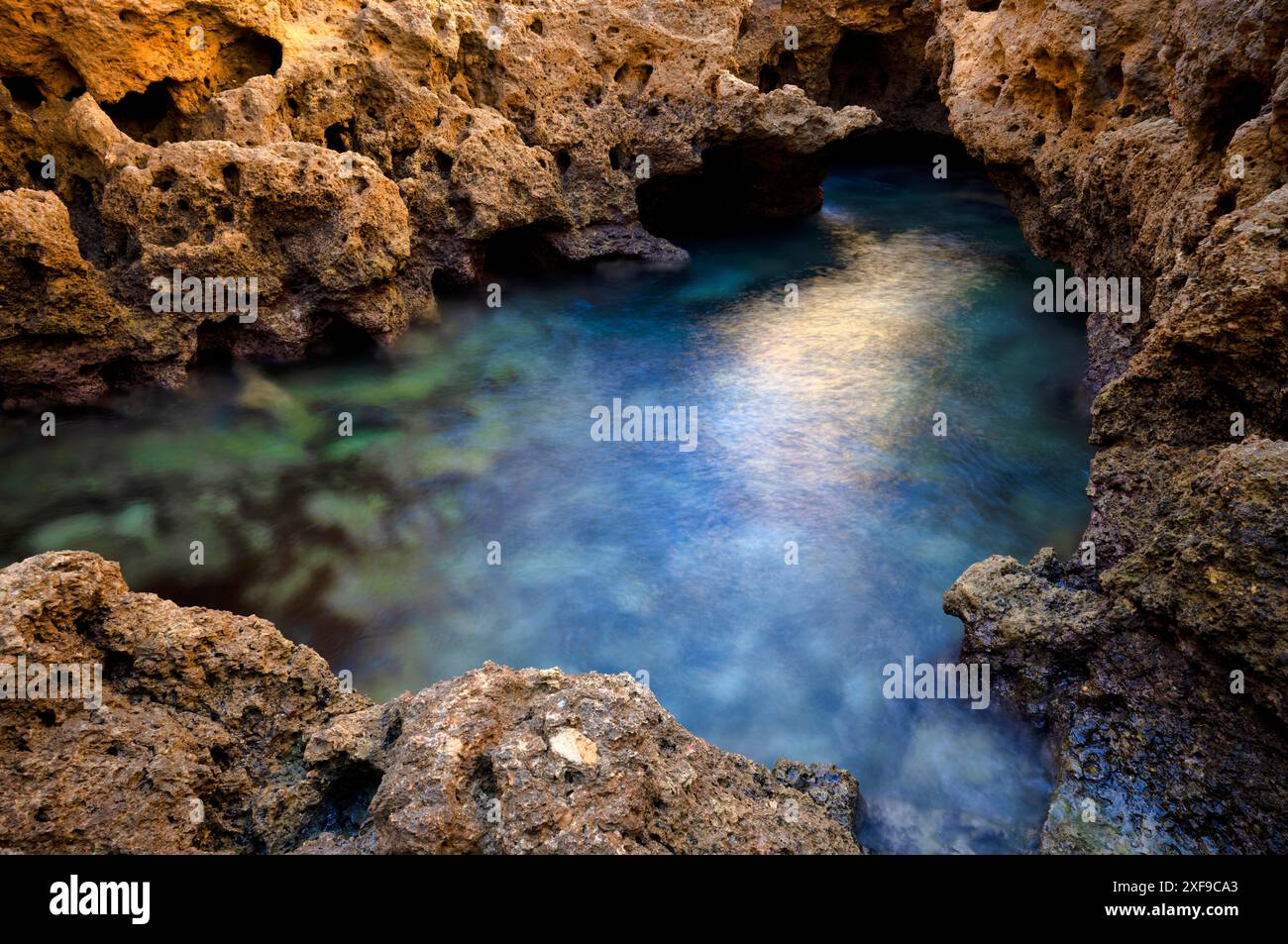 Formation rocheuse d'Algar Seco, roches colorées et grottes souterraines, grottes, calcaire de coquillage, Carvoeiro, Algarve, Portugal Banque D'Images