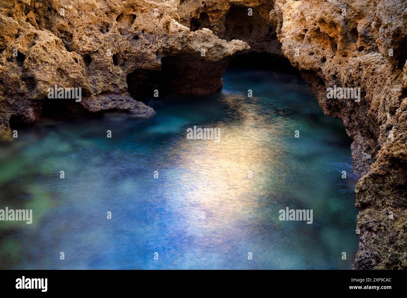 Formation rocheuse d'Algar Seco, roches colorées et grottes souterraines, grottes, calcaire de coquillage, Carvoeiro, Algarve, Portugal Banque D'Images