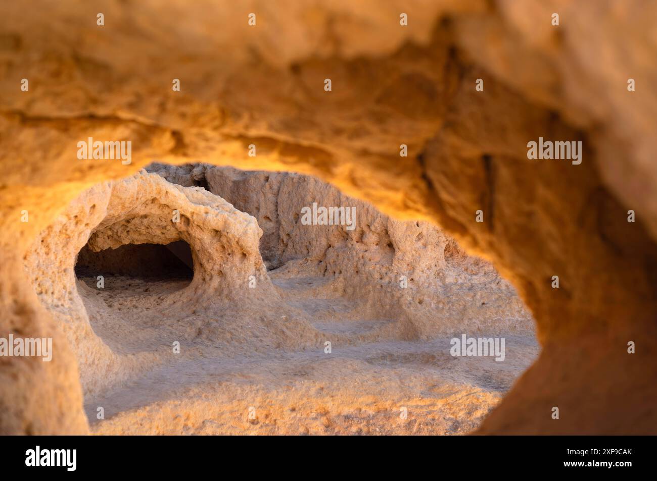 Formation rocheuse d'Algar Seco, roches colorées et grottes souterraines, grottes, calcaire de coquillage, Carvoeiro, Algarve, Portugal Banque D'Images