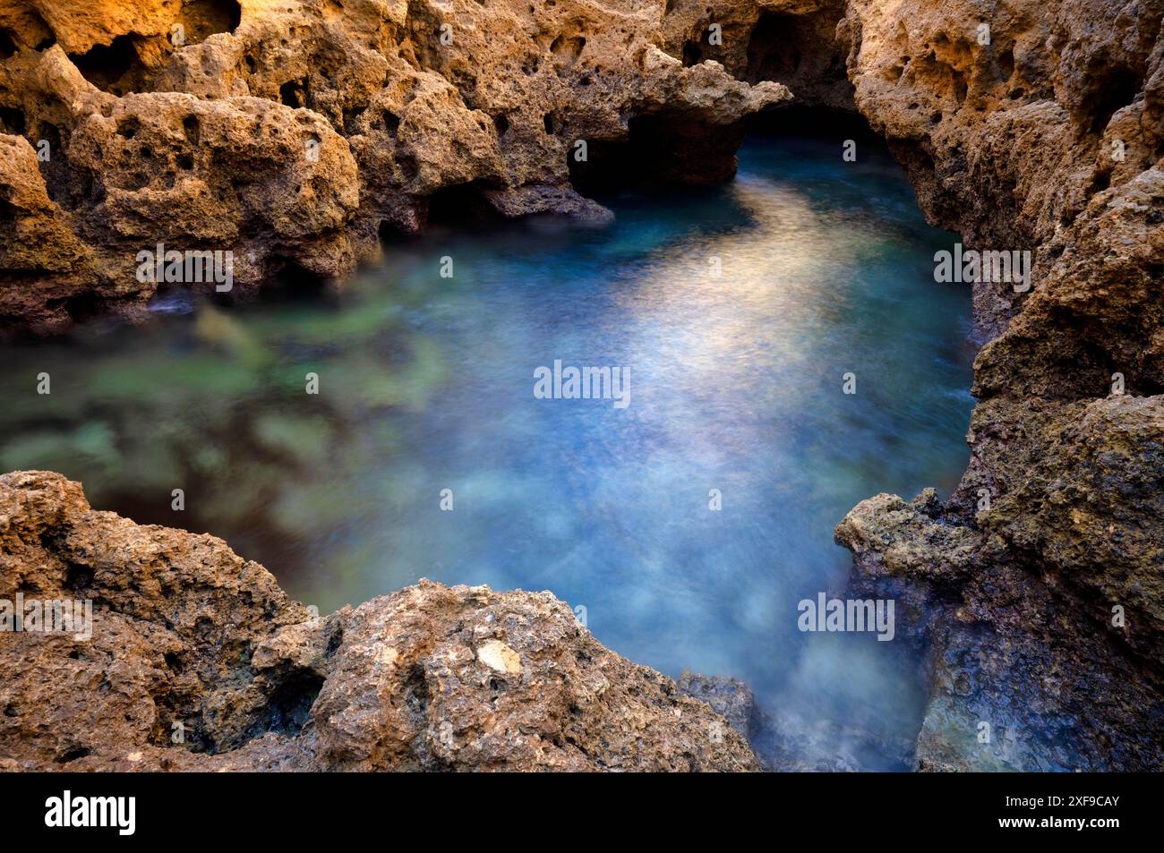Formation rocheuse d'Algar Seco, roches colorées et grottes souterraines, grottes, calcaire de coquillage, Carvoeiro, Algarve, Portugal Banque D'Images