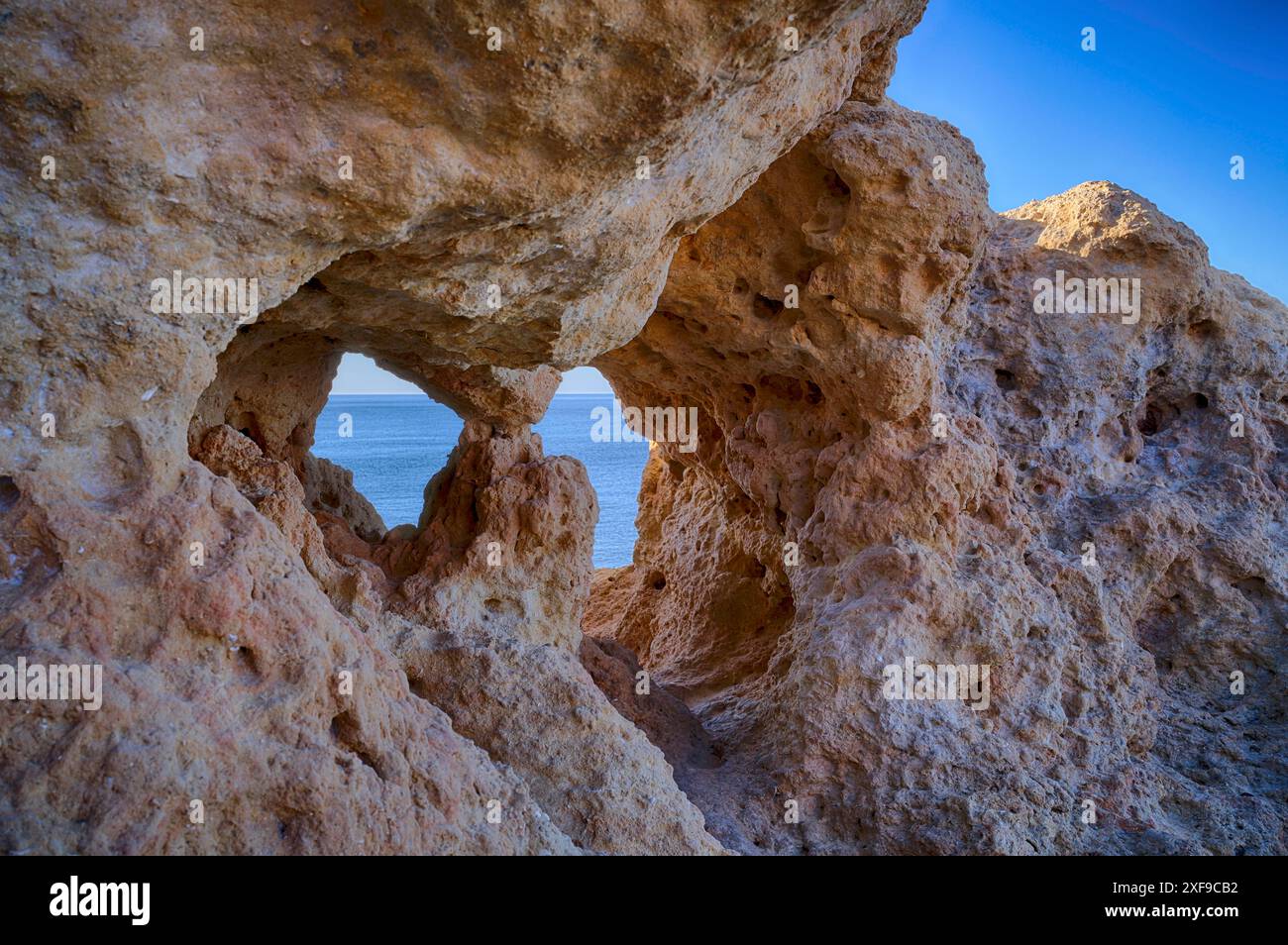 Yeux, formation rocheuse Algar Seco, roches colorées et grottes souterraines, grottes, calcaire coquillages, Carvoeiro, Algarve, Portugal Banque D'Images