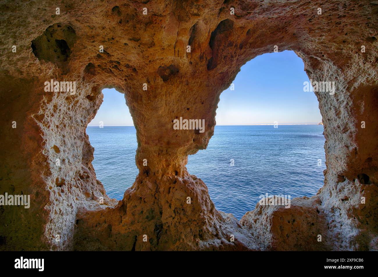 Yeux de poupée, formation rocheuse Algar Seco, roches colorées et grottes souterraines, grottes, calcaire coquillages, Carvoeiro, Algarve, Portugal Banque D'Images