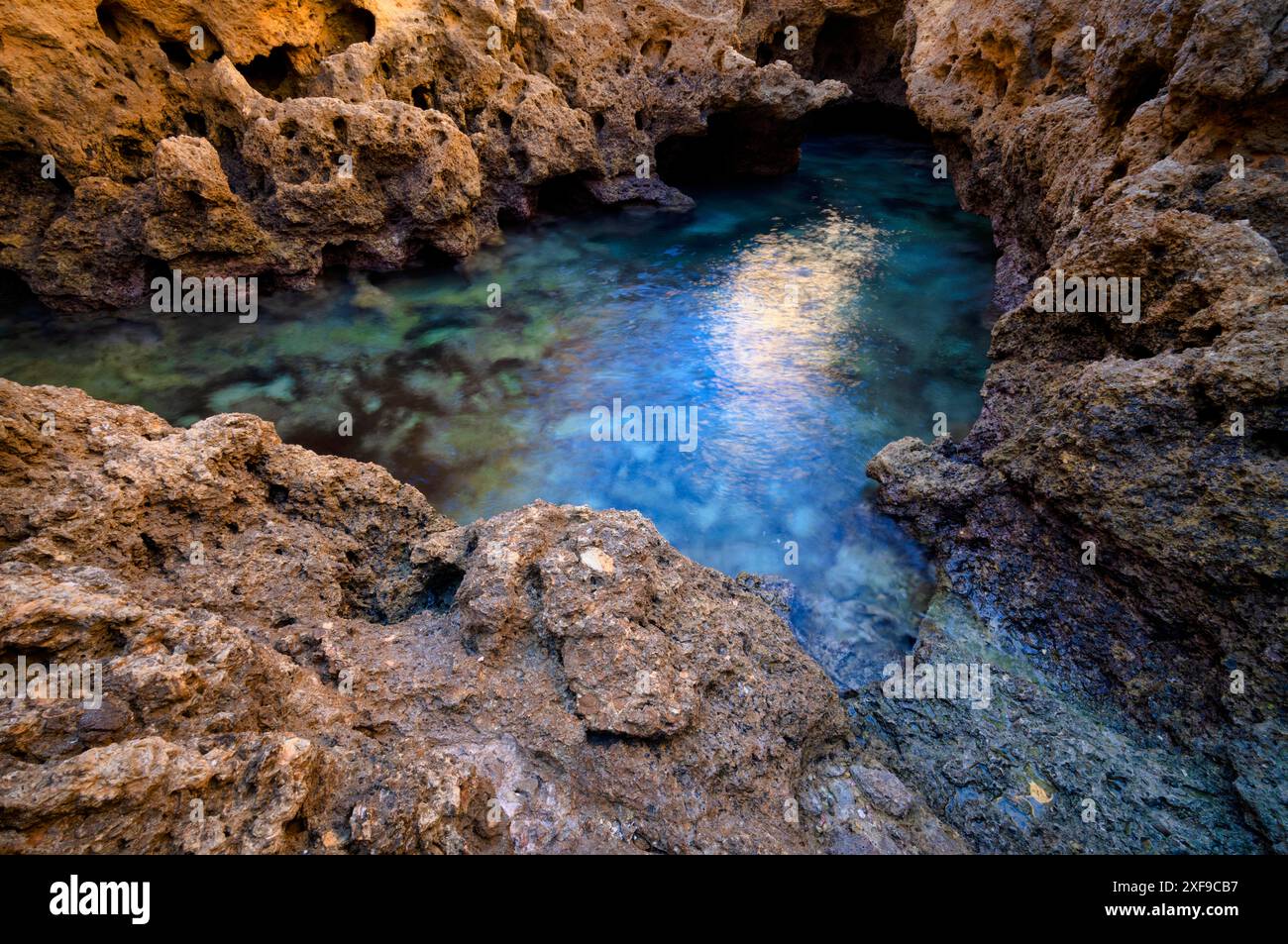 Formation rocheuse d'Algar Seco, roches colorées et grottes souterraines, grottes, calcaire de coquillage, Carvoeiro, Algarve, Portugal Banque D'Images
