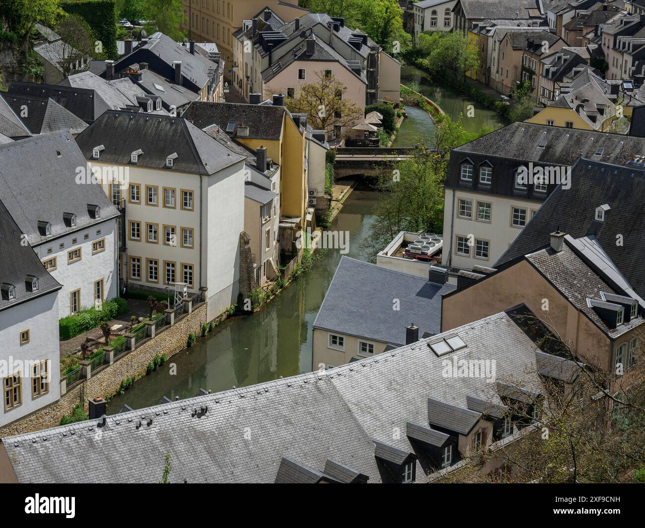 Vue sur la vieille ville de Luxembourg avec un canal d'eau, entouré de bâtiments historiques et paysage verdoyant, luxembourg Banque D'Images