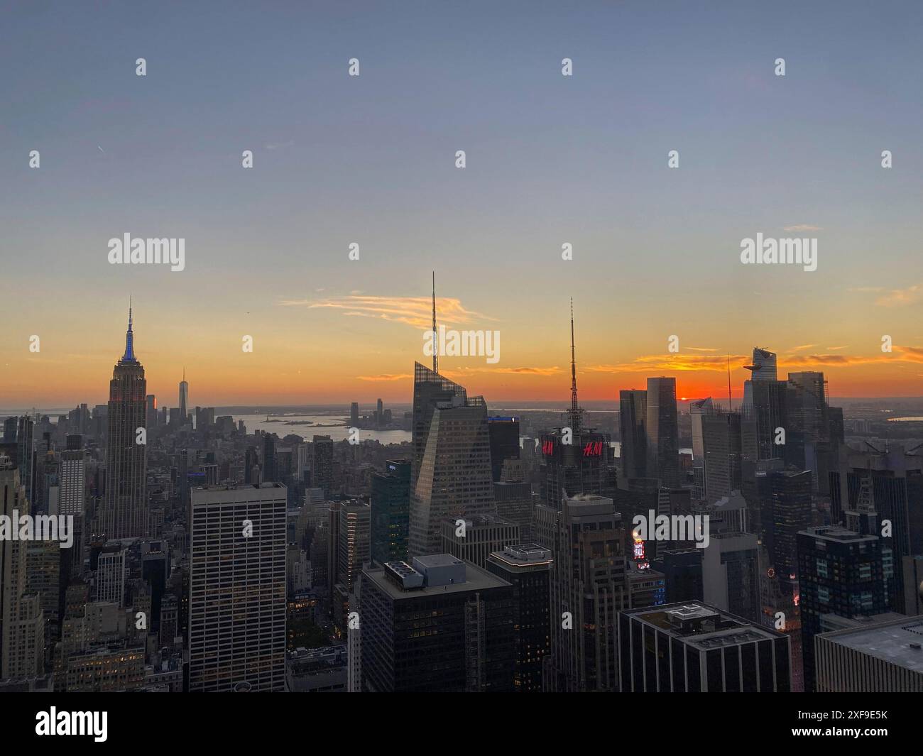 Horizon nocturne avec coucher de soleil coloré sur les gratte-ciels de la ville, New York, États-Unis Banque D'Images