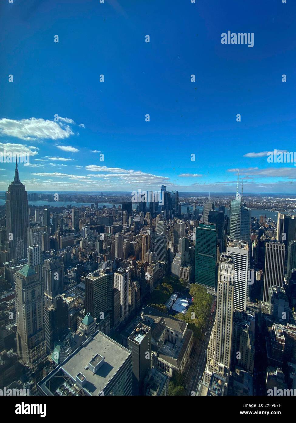 Vue de la ville avec de nombreux gratte-ciel sous un ciel bleu, New York, USA Banque D'Images