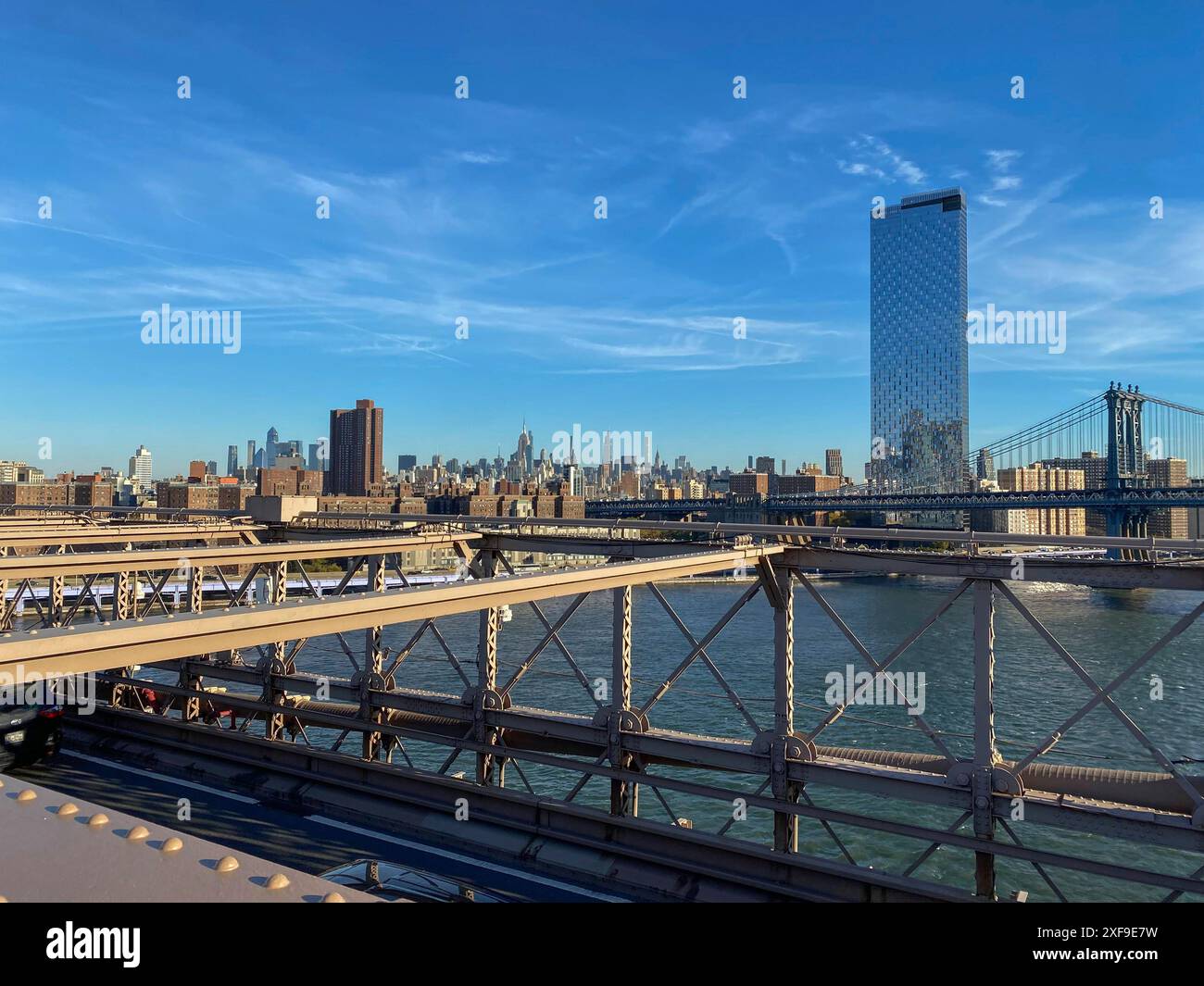 Vue de la voie navigable et de la skyline de New York depuis le pont de Brooklyn sous un ciel clair, New York, États-Unis Banque D'Images